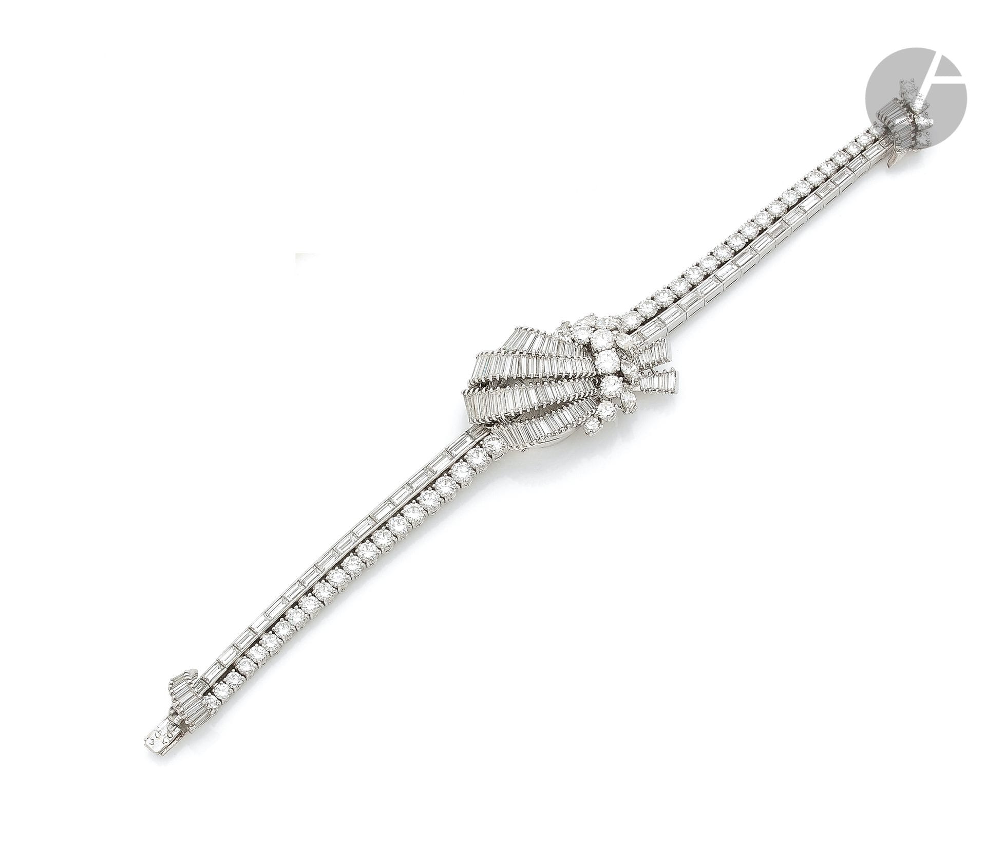 Montre de dame en platine et en or gris 18K (750 ‰) à cachette, le boîtier en or gris 18K dissimulé sous un motif de gerbe serti de diamants baguettes et de taille brillant, de navettes,  bracelet articulé entièrement serti de diamants ronds et baguettes, mouvement mécanique. Travail français des années 1960. Longueur : 17 cm environ. Poids brut : 55,7 g