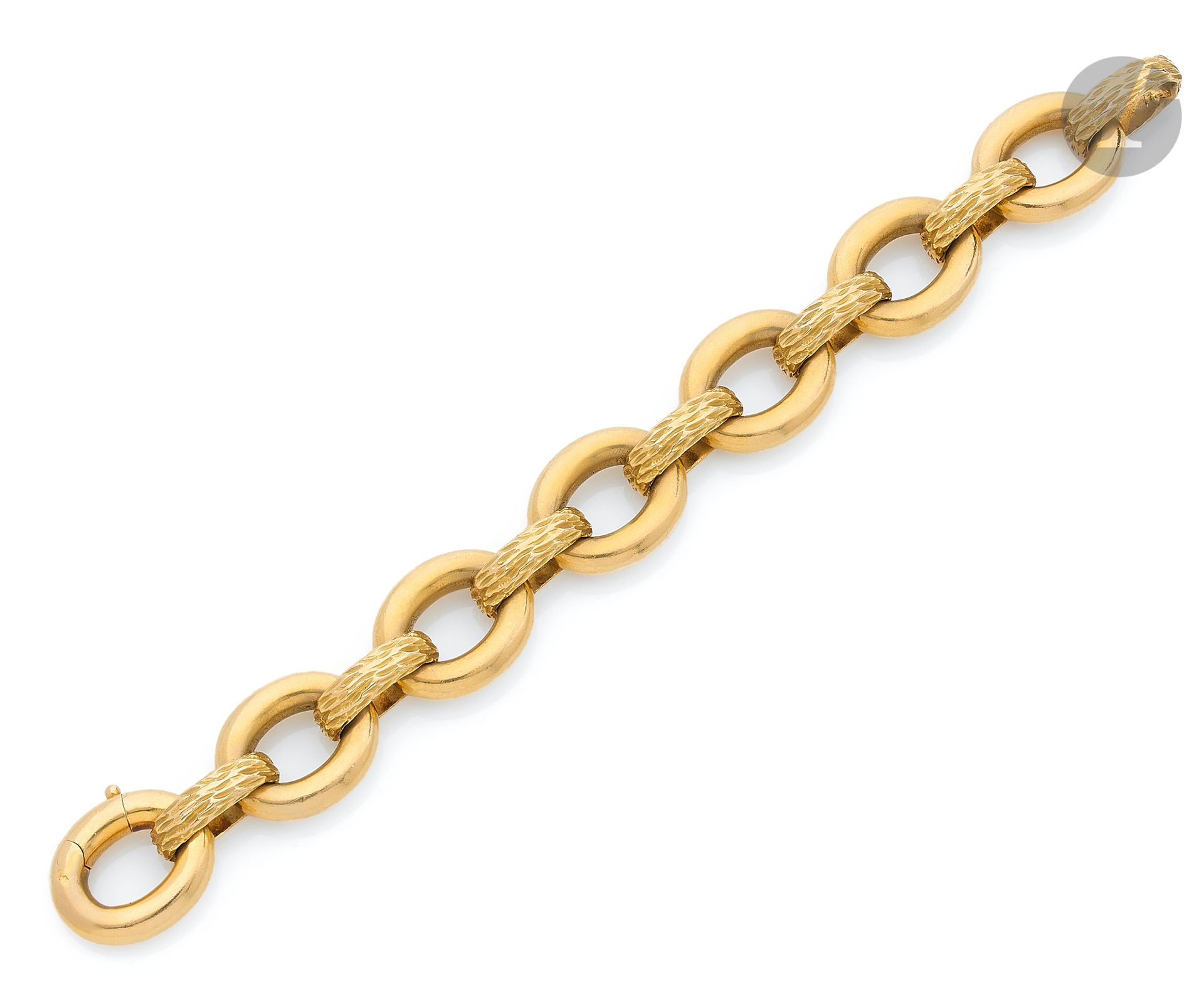 RENÉ BOIVIN
Bracelet en or 18K (750 ‰) articulé de maillons ovales alternés de barrettes texturées. Non signé. Poinçon de maître. Longueur : 18,5 cm environ. Poids : 129,8 g
 Le bracelet accompagné d’une attestation de Madame Françoise Cailles et Monsieur Jean-Norbert Salit (2021) selon laquelle ce bracelet est un travail de René Boivin, années 1965-1970