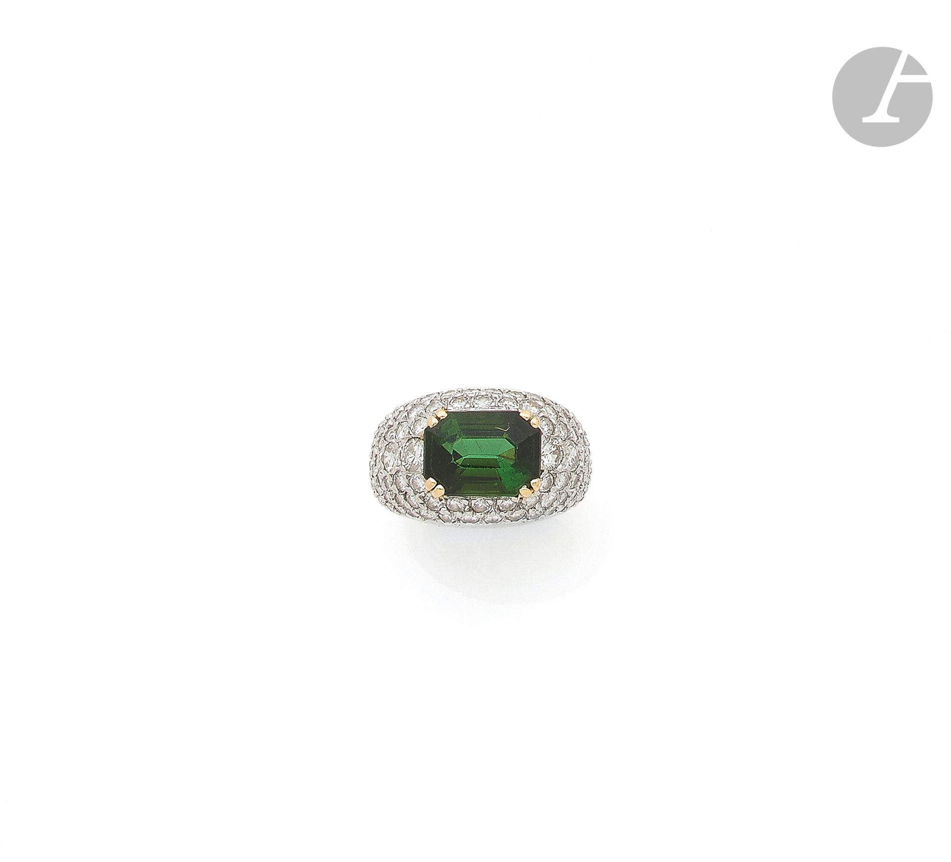 FROJO
Bague en or 18K (750 ‰), ornée d’une tourmaline verte octogonale sur des diamants de taille brillant pavés. Signée. Tour de doigt : 54. 
Poids brut : 16,1 g (choc)