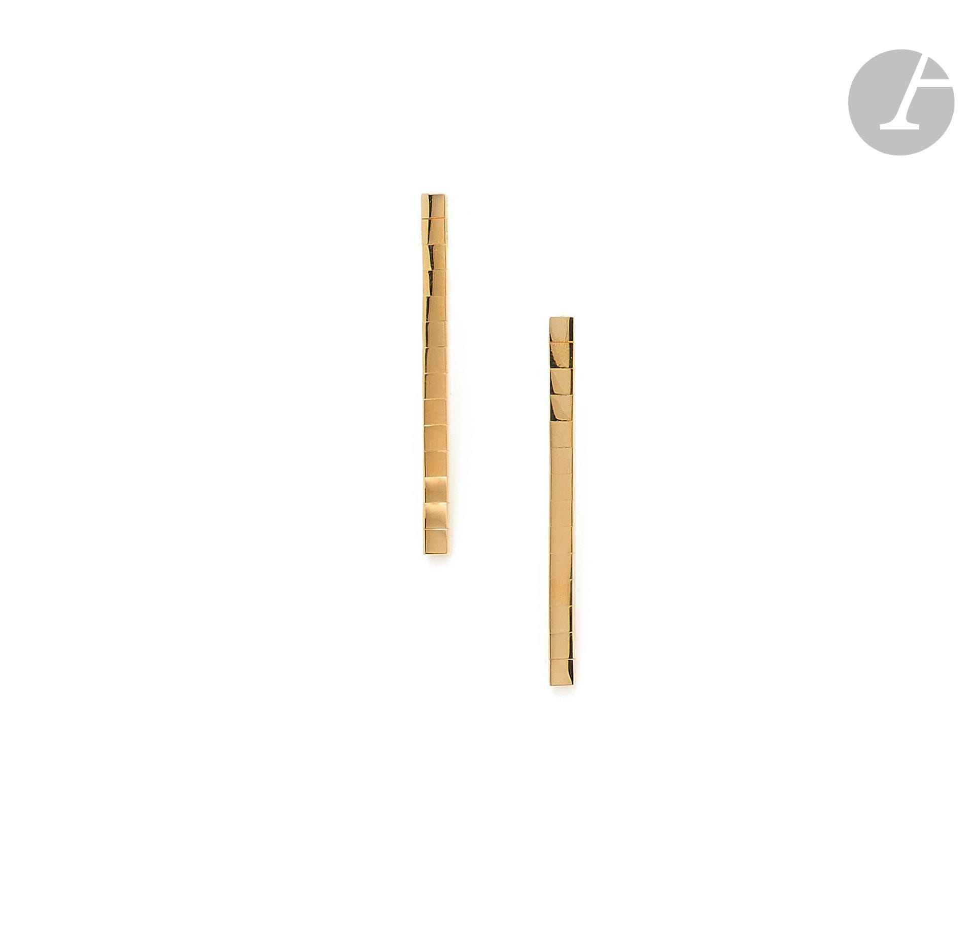 CARTIER
Paire de pendants d’oreilles articulés en or 18K (750 ‰), modèle Lanière. Signés et numérotés. Dans leur coffret et leur écrin, accompagnés de leur certificat d’achat. Hauteur : 4 cm environ. Poids : 8,7 g