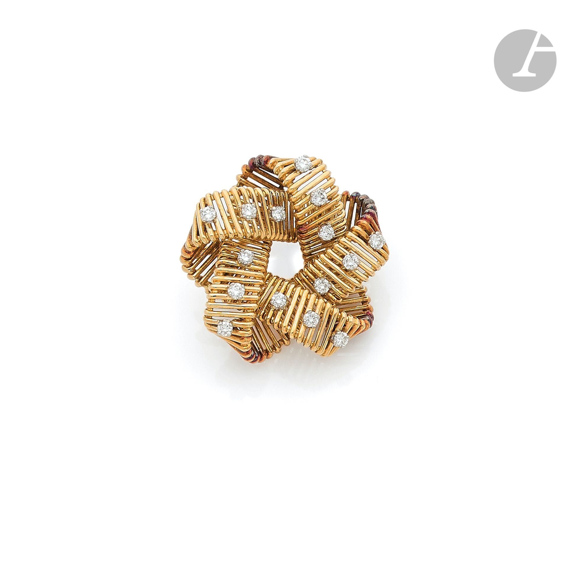 HERMÈS
Broche-clip en fils d’or 18K (750 ‰) dessinant des rubans noués piqués de diamants ronds de taille brillant sur platine. Signé et numéroté. Travail français des années 1960. Dans son écrin. Hauteur : 4 cm environ. Poids brut : 29 g