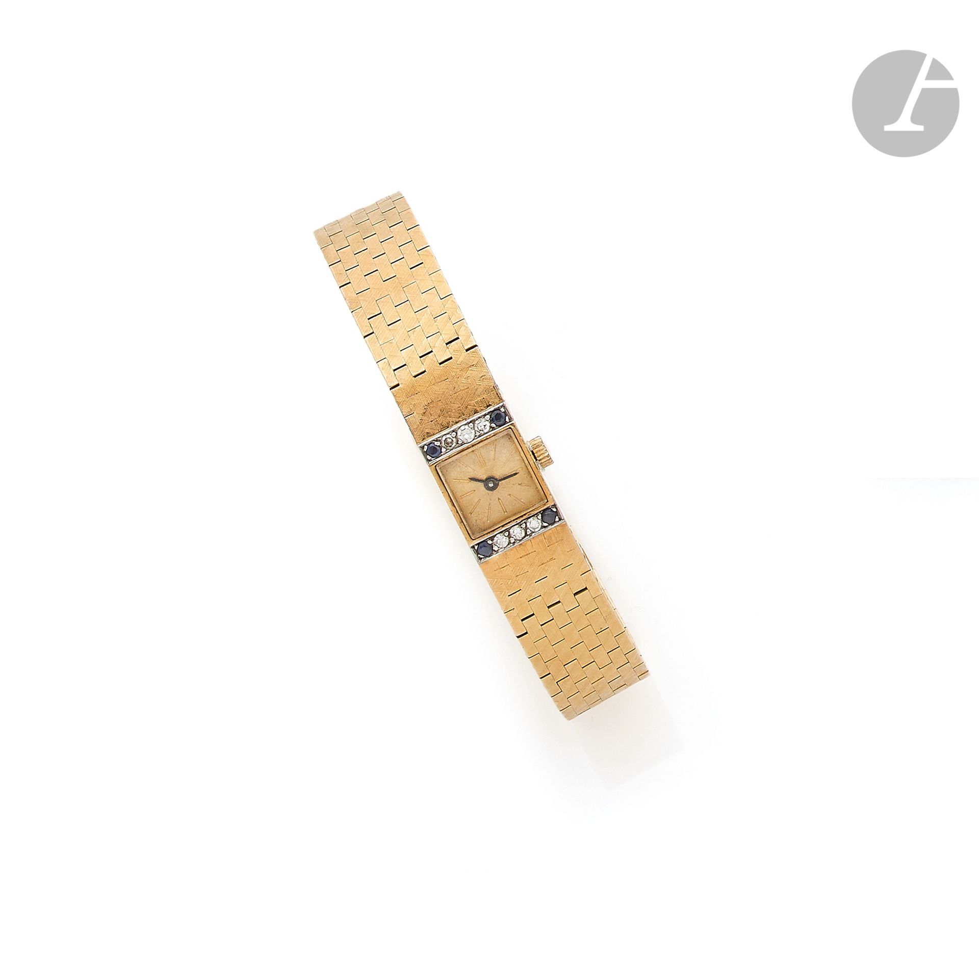 Ladies' watch in 18K (750 ‰) gold, square dial embellished with diamonds and round sapphires, the 18K gold fabric strap, mechanical movement. Gross weight: 35.6 g (movement to be revised)