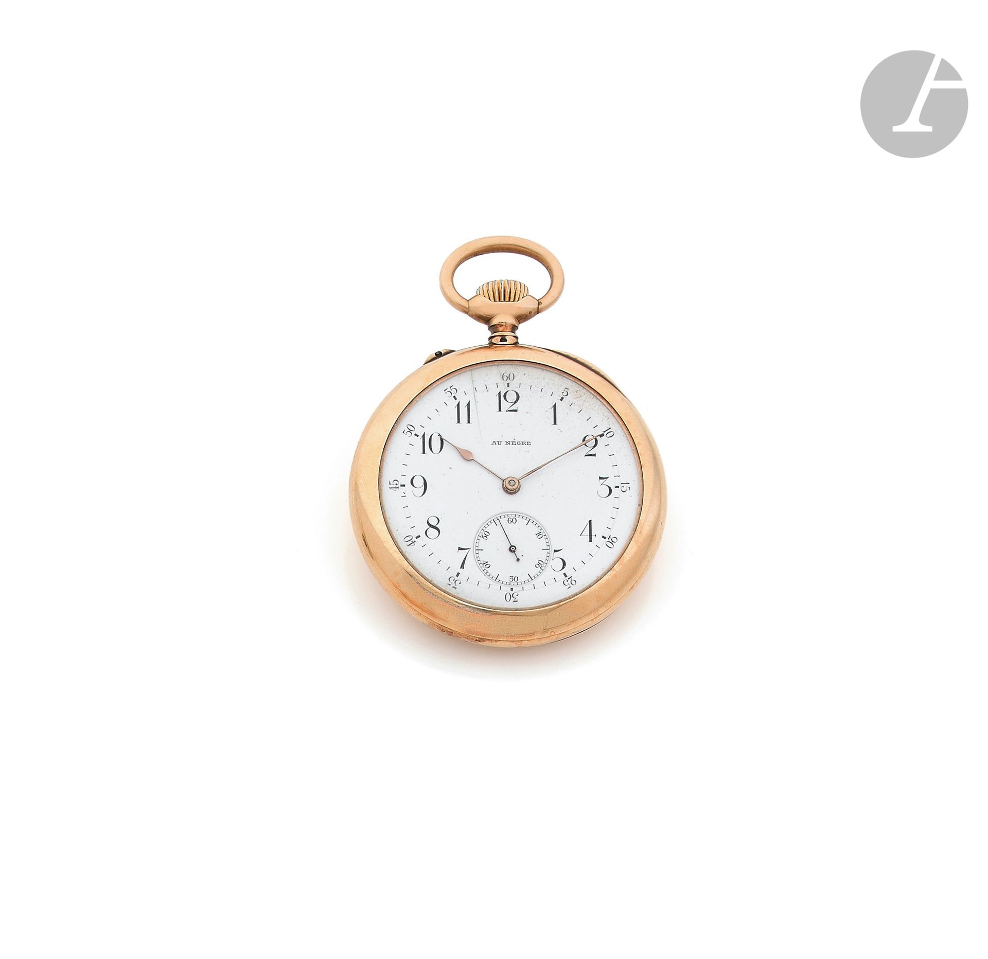 AU NEGRE. Vers 1900
N° 62458
Montre de poche en or 18K (750 ‰), cadran émail blanc (accident, index chiffres arabes formant les heures, trotteuse à 6H, mouvement à remontoir signé, boîtier décoré d’initiales. 
Cadran et mouvement signés. 
Diamètre : 51 mm
Poids brut : 98,6 g
La montre est accompagnée de son écrin.