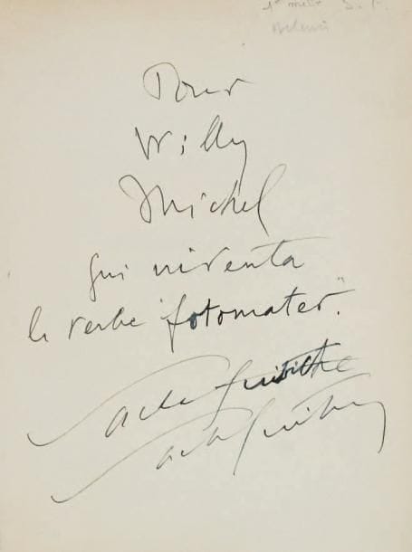 Sacha GUITRY
Mémoires d'un tricheur, roman (Gallimard, 1935). In-8, broché, couverture verte illustrée. Édition originale, exemplaire S.P., avec envoi autographe au photographe Willy Michel (1905-1976), pionnier du Photomaton: « Pour Willy Michel qui inventa le verbe "fotomater" Sacha [Guitriche biffé] Sacha Guitry ».