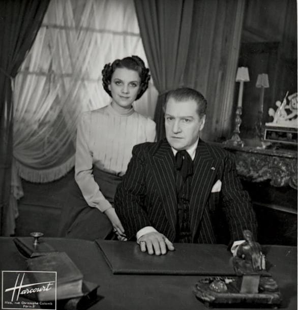 [Geneviève de SÉRÉVILLE (1914-1963)]
28 Photographies, [1938- 1942 et s.d.]; tirages argentiques, formats divers. 14 photographies avec Sacha Guitry travaillant au théâtre; jouant avec lui Deux Couverts; chez eux (une par Harcourt); avec Van Dongen (contretype)... 12 photographies de Geneviève seule, dont quelques photos d'amateur dans la vie privée, une par Harcourt, une par Tunbridge. Plus 2 cartes postales. On joint une affiche de la comédie musicale de Guy Bolton, Music at Midnight, à Birmingham en octobre 1950, avec « Geneviève Guitry » en vedette.