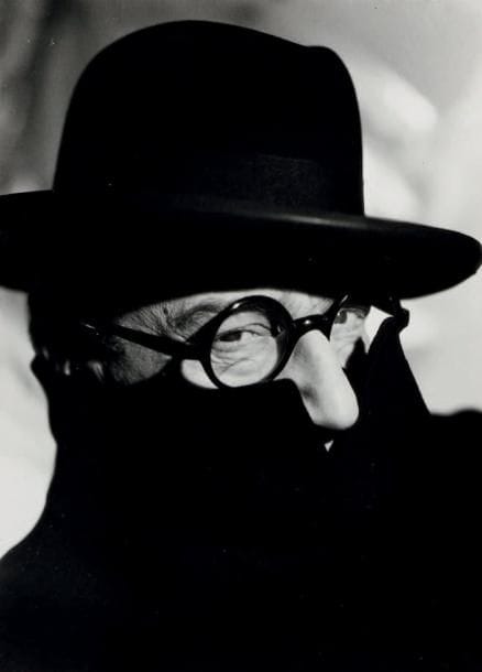 Raymond VOINQUEL (1912-1994)
Sacha Guitry, [1946]. Photographie, tirage argentique portant le cachet encre du photographe au verso. 14,2 x 10,3 cm. Luxembourg 325. ABO (couverture).