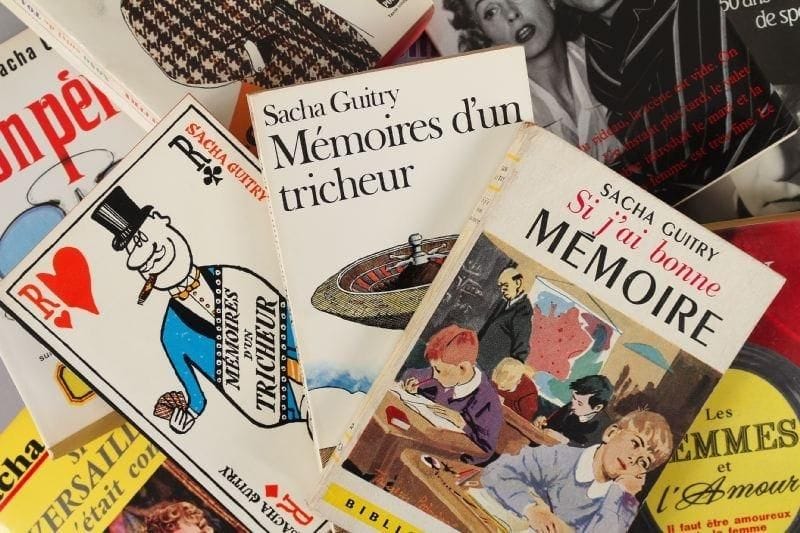 Sacha GUITRY
11 Volumes en édition de poche, 1953-1997. Si j'ai bonne mémoire (1953, couv. J. Poirier); Les Femmes et l'amour (1963 et 1985); Mon père avait raison (1966, couv. J.N. Garamond); Si Versailles m'était conté (1966); Mémoires d'un tricheur (1967, couv. Siné; 1973, couv. J. Alessandrini); Nono et Toâ (1968); Je t'aime et La Jalousie (1970); Le Mot de Cambronne et autres pièces (1972, couv. J.P. Rosier); Faisons un rêve (1997).