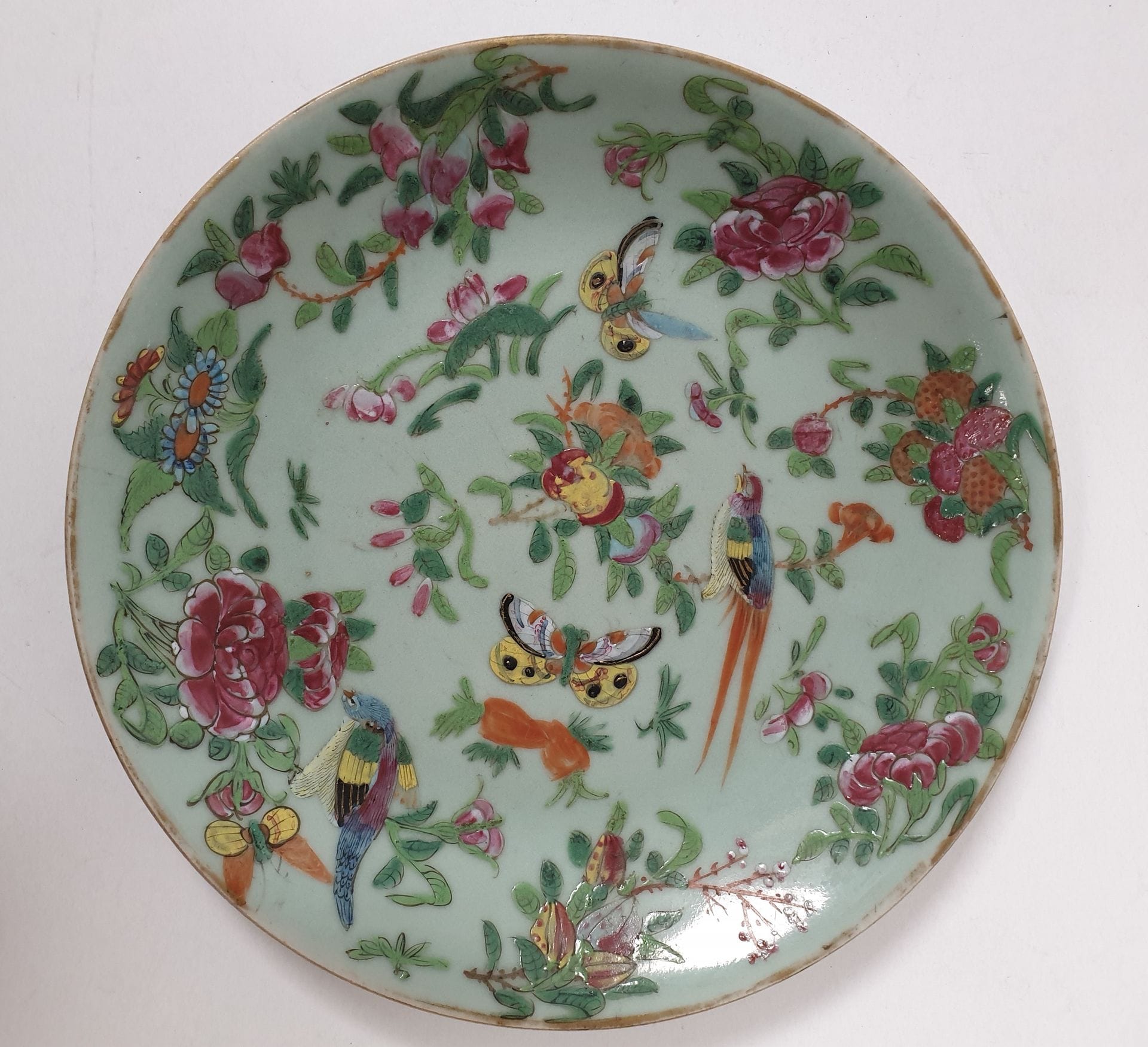 CHINE, Canton, XIXe siècle
Paire d'assiettes en porcelaine céladon à décor polychrome de fleurs et papillons.
Diamètre : 25,5 cm ; accidents et restaurations.
On y joint une assiette en porcelaine à décor de bouquets de fleurs, Chine pour exportation.
Diamètre : 22,5 cm