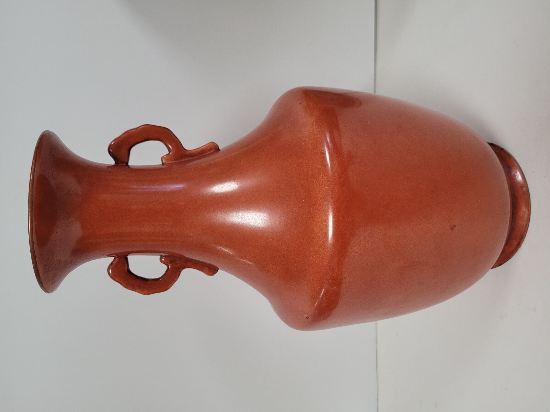 CHINE, XIXe siècle
Vase en porcelaine émaillée orange.
Hauteur : 32,5 cm
Important manque à la base.