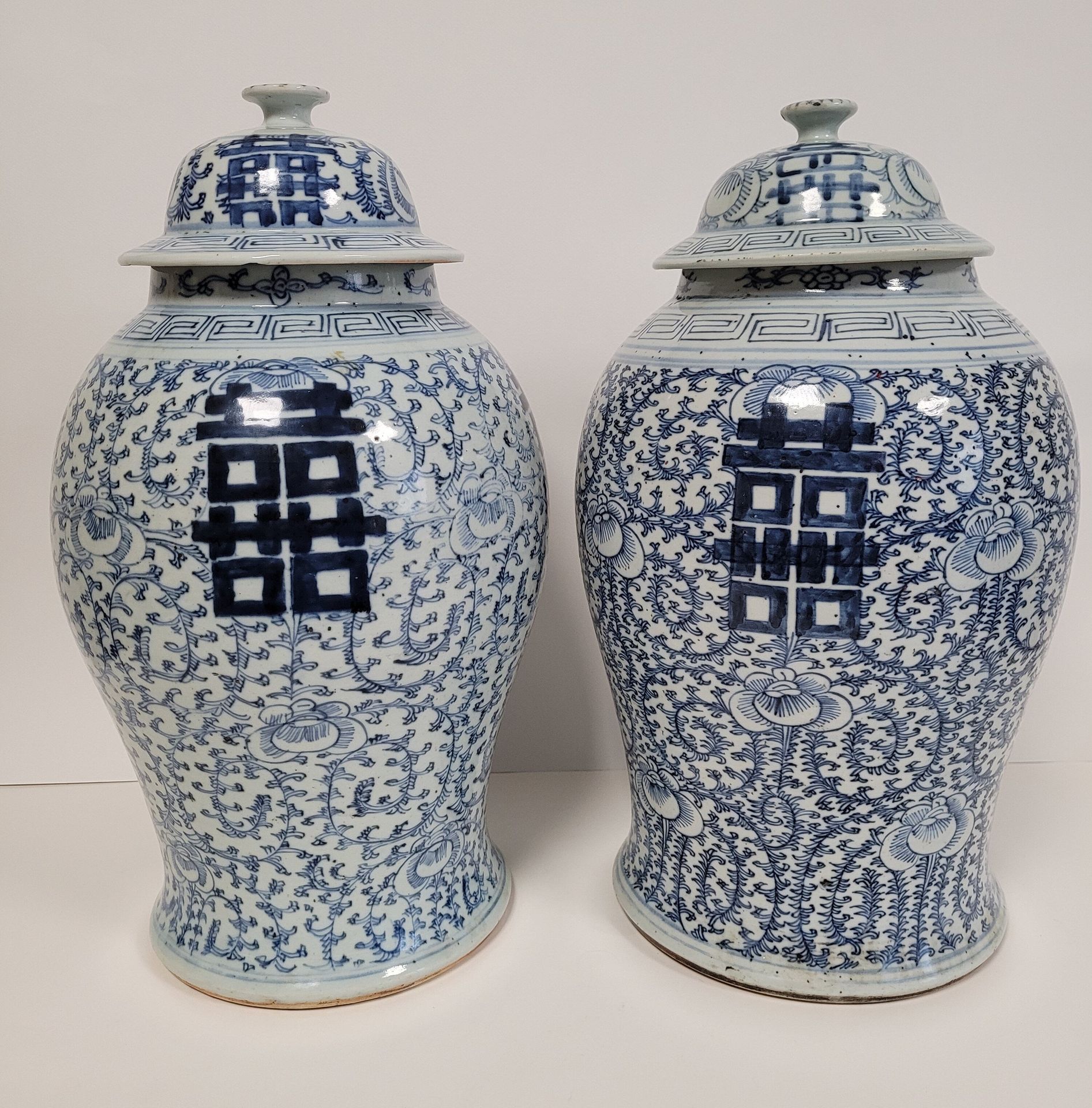 CHINE, XXe siècle
Paire de potiches couvertes en porcelaine à décor bleu blanc de caractères de double bonheur et de frises de grecques sur fond de rinceaux. Marques sous la base.
Hauteur : 45 cm
Éclats et fêles au couvercle.
