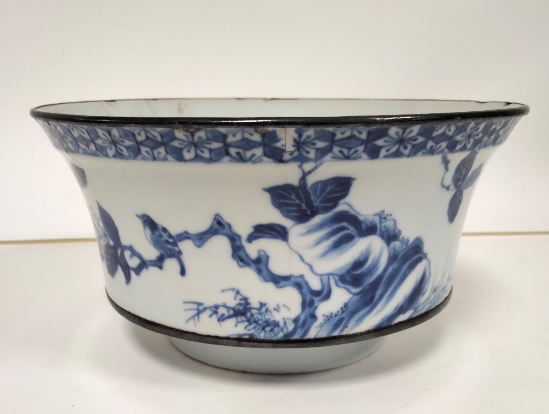 
CHINE pour Vietnam, XIXe siècle



Bol en porcelaine à décor en bleu sous couverte dit bleu de hue de rocher, branche et fleurs, cerclé de métal argenté.



Diamètre : 19,5 cm



Petits éclats au bord, fêlures.
