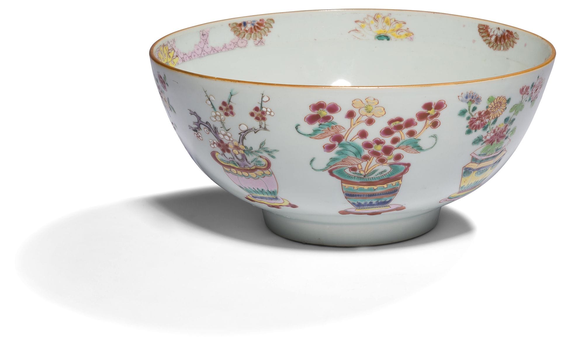 CHINE, Compagnie des Indes - Époque QIANLONG (1736 - 1795)
Bol en porcelaine émaillée polychrome de la famille rose à décor de vases fleuris de bouquets en réserve, frise de fleurs sur fond de croisillons.
Diam. 21,8 cm
Etats : importants manques d'émail, fêlure
