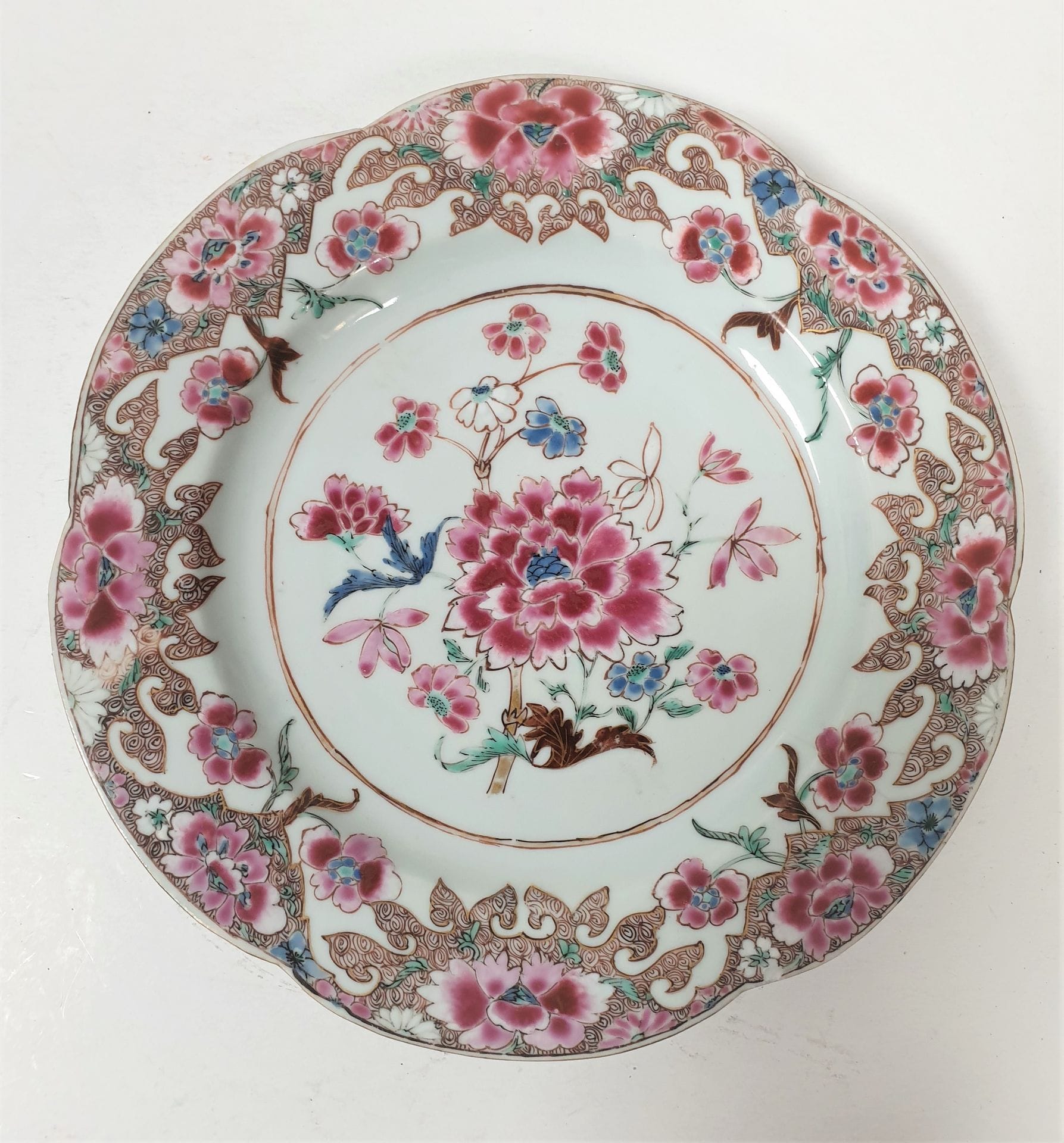 CHINE, Compagnie des Indes, XVIIIe siècle
Paire d'assiettes en porcelaine polychrome de la famille rose à décor central de chrysanthème.
Diamètre : 22,5 cm
Petit éclat et fêlures pour l'une.