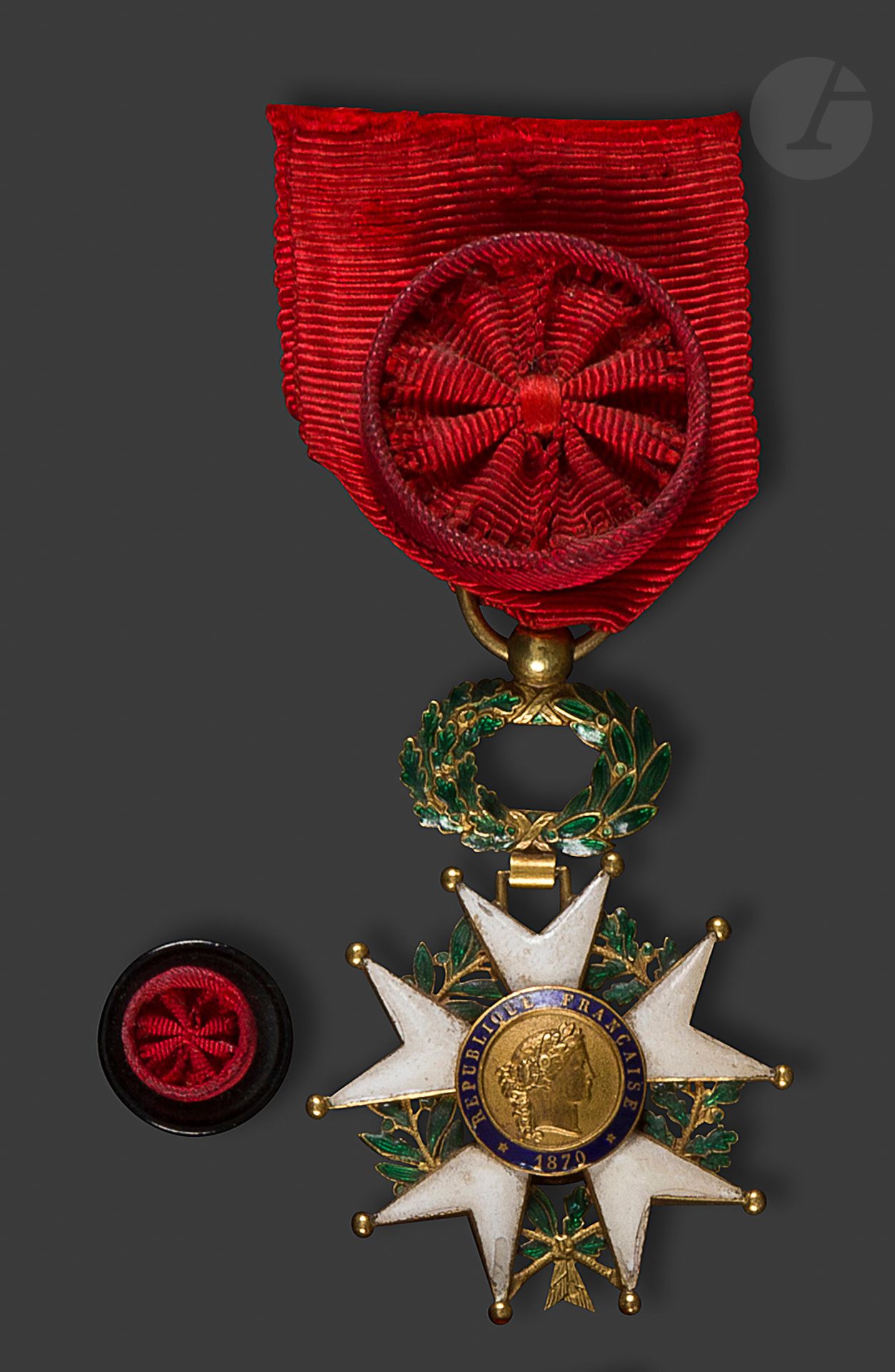 France 
ORDRE DE LA LEGION D'HONNEUR 
Officer's star of the IIIrd Republic period. 
Gold and enamel (chips). Ribbon with rosette. Hallmark eagle head and silversmith Ouizille Lemoine. 
With a buttonhole. 
58 x 40 mm - Gross weight: 25 gT
.B
.
 
Provenance: General Jules JOLLIVET (1834-1914)

.
 
 
Appointed officer in the order on May 4, 1886.







