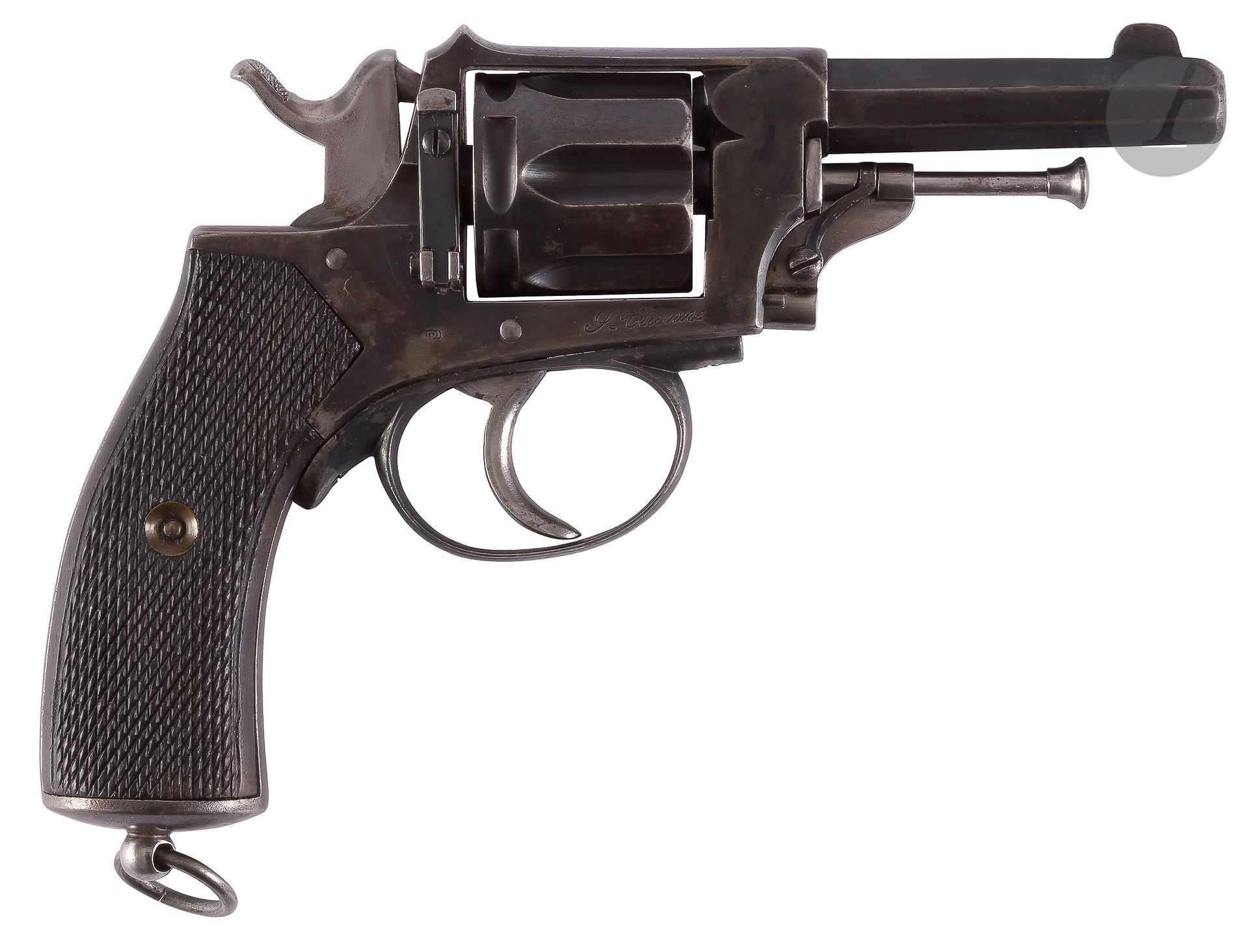 Revolver Municipal, six coups, calibre 8 mm.
Canon à pans, barillet cannelé, carcasse fermée « St Etienne » et écusson au L.
Matriculé « H2704 ». Plaquettes de crosse en noyer quadrillé. Calotte à anneau.
B.E. Dans un étui en cuir brun.