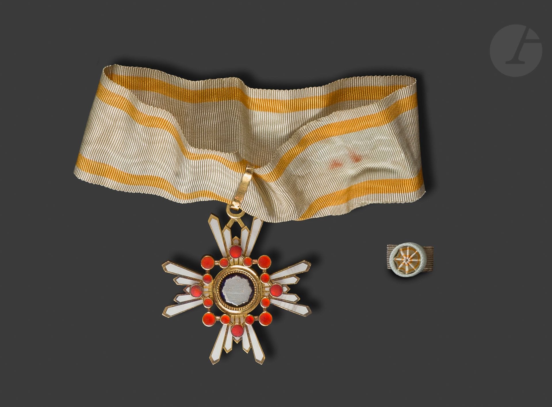 JAPON
ORDRE DU TRÉSOR SACRÉ 
Croix de commandeur en vermeil et émail (cheveux). Cravate avec attache.
55 mm – Poids brut : 34 g 
Dans son écrin laqué avec boutonnière. 
T.T.B.