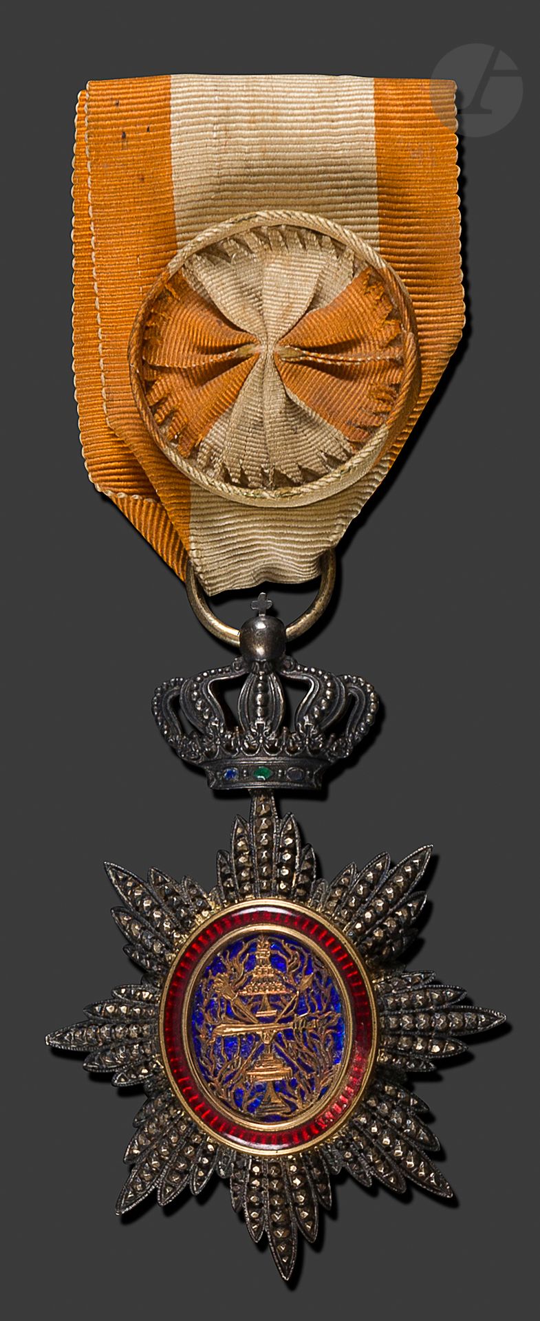 CAMBODGE 
ORDRE ROYAL DU CAMBODGE
Étoile d’officier 
En vermeil et centre en or émaillé (éclat). Ruban à rosette. 
72 x 48 mm – Poids brut : 23 g
T.B. à T.T.B.