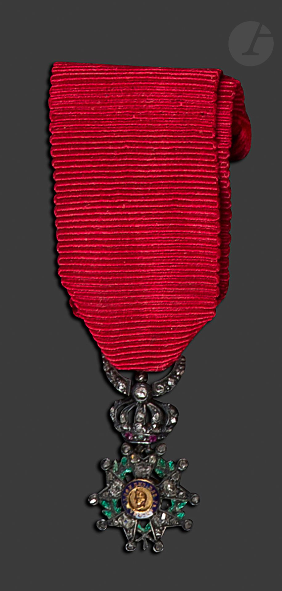 FRANCE 
ORDRE DE LA LÉGION D’HONNEUR 
Étoile de chevalier, modèle de luxe, en miniature, d’époque Second Empire. 
En argent et émail, les branches de l’étoile et la couronne entièrement serties à l’avers de diamants et de grenats. 
Centre en or émaillé, en deux parties (infimes éclats). 
18 x 11 mm – Poids brut : 3 g 
T.T.B.