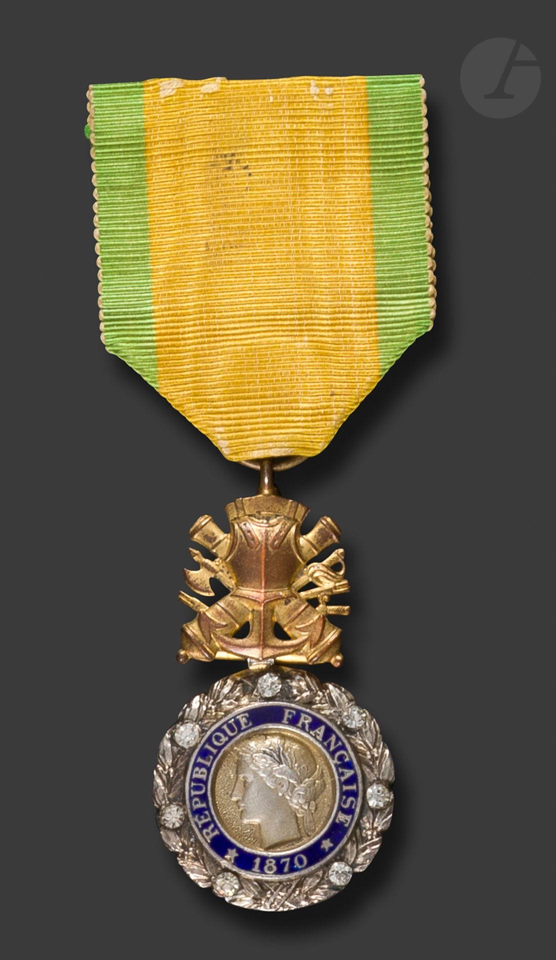 FRANCE 
MILITARY MEDAL 
Third Republic military medal. In silver, vermeil and enamel. Hallmark of the Mint. 
The laurel wreath decorated with seven Rhine stones cut as diamonds. 
Ribbon.
47 x 27 mm - Gross weight : 20 g. 
T.T.B.






