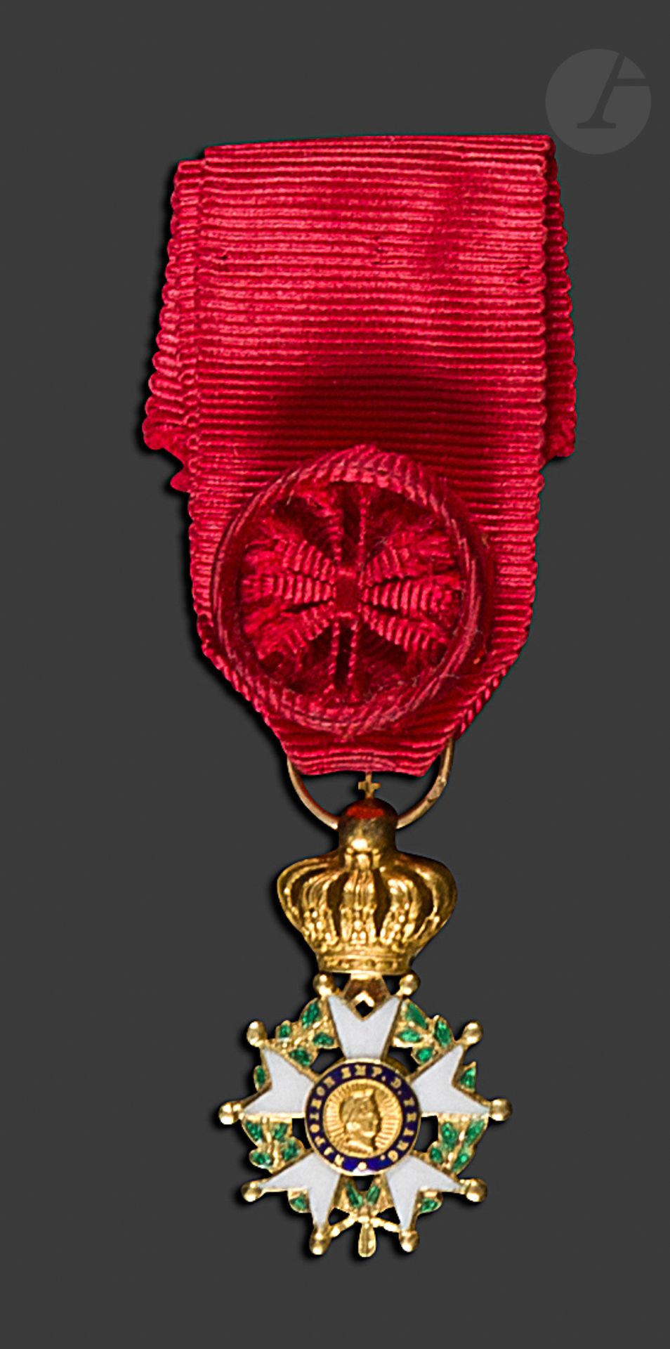 FRANCE 
ORDRE DE LA LÉGION D’HONNEUR 
Étoile d’officier en miniature d’époque Second Empire. 
En or et émail. Ruban à rosette.
21 x 18 mm – Poids brut : 3 g
T.T.B. à SUP.