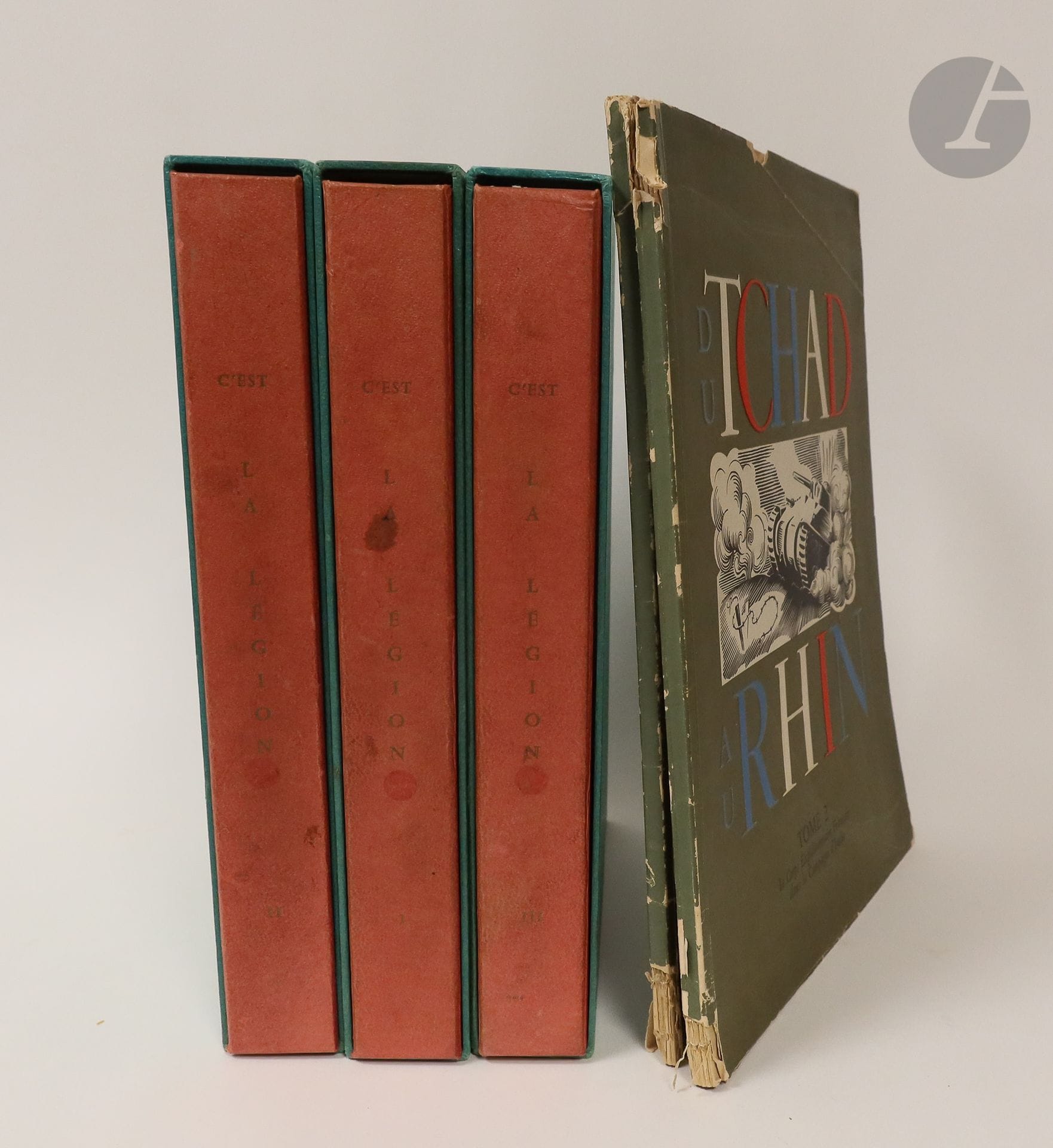 Ensemble de volumes et recueils militaires.
 – Deux fascicules Du Tchad au Rhin, tome I et tome II. Edition GP. Édité à 250 exemplaires, les N°14 imprimés spécialement pour le Général d’armée Juin.
 – Trois volumes C’est la Légion, par Louis Gaultier et Charles Jacquot. Éditions les Impressions Françaises. Exemplaire n°532. Dans un emboîtage cartonné vert et rouge.
On y joint divers volumes et fascicules sur l’armée. Ens. de 20 vol.