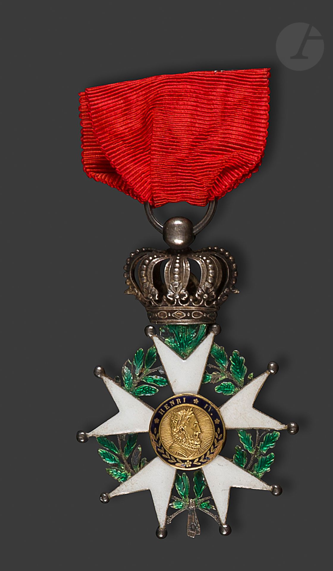 FRANCE 
ORDRE DE LA LÉGION D’HONNEUR 
Étoile de chevalier d’époque Monarchie de juillet. 
Argent, or et émail (éclats). Ruban. 
65 x 46 mm – Poids brut : 21 g
B. 
Provenance : René JOLLIVET.