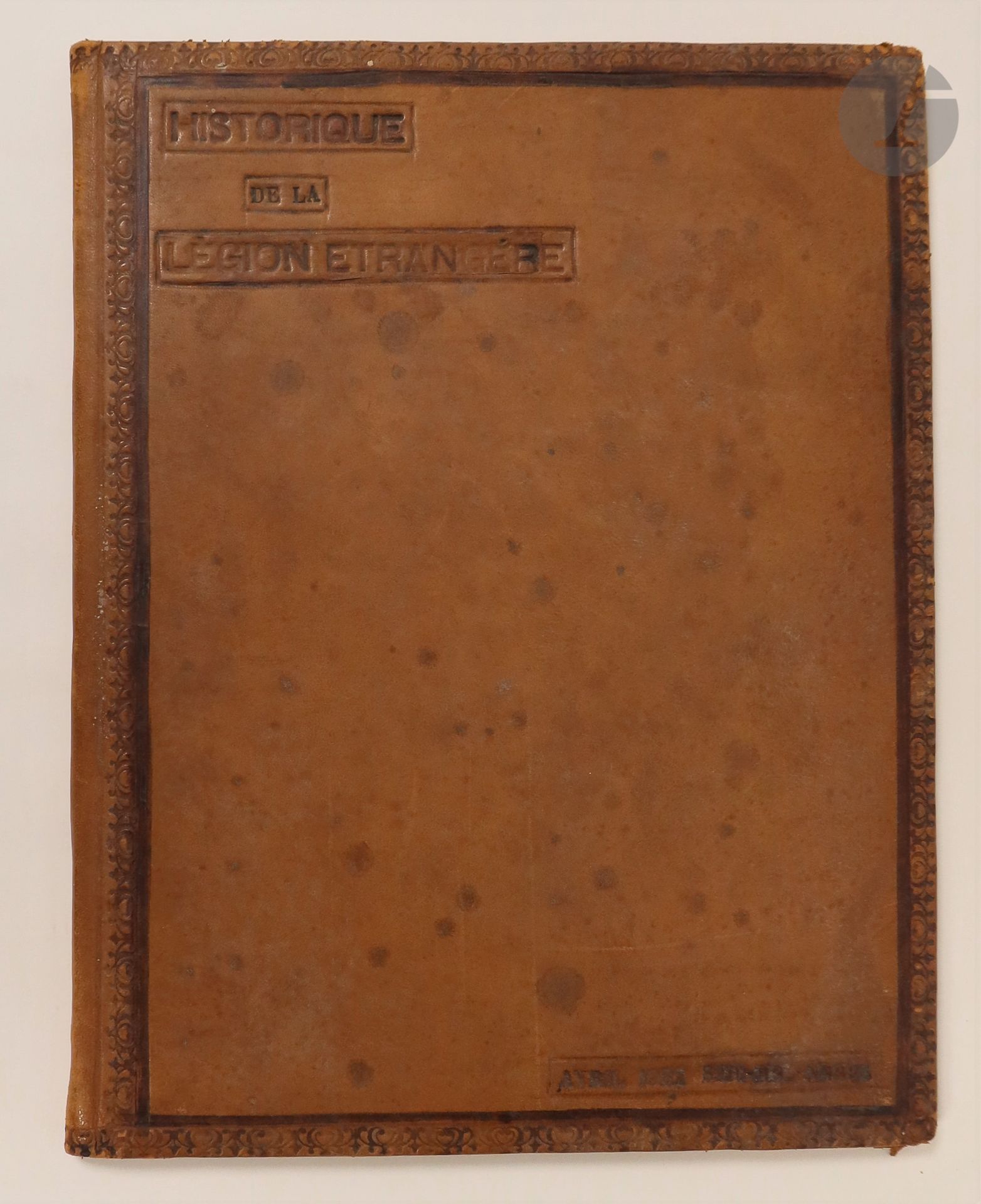 Recueil en maroquin fauve.
Historique de la Légion étrangère, avril 1922 Sidi Bel Abbès.
Album dactylographié avec entête manuscrite adressée au Président Millerand en souvenir de sa visite le 16 avril 1922. Contient quelques photographies et dessins.
Taches, piqures.