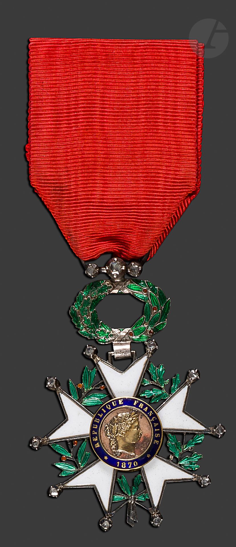 FRANCE 
ORDRE DE LA LÉGION D’HONNEUR 
Étoile de chevalier d’époque IIIe République, modèle de luxe. 
En argent, émail, centre en or et vermeil et deux parties. Pointes et bélières ornées de brillants. Ruban. 
58 x 41 mm – Poids brut : 22 g 
T.T.B.