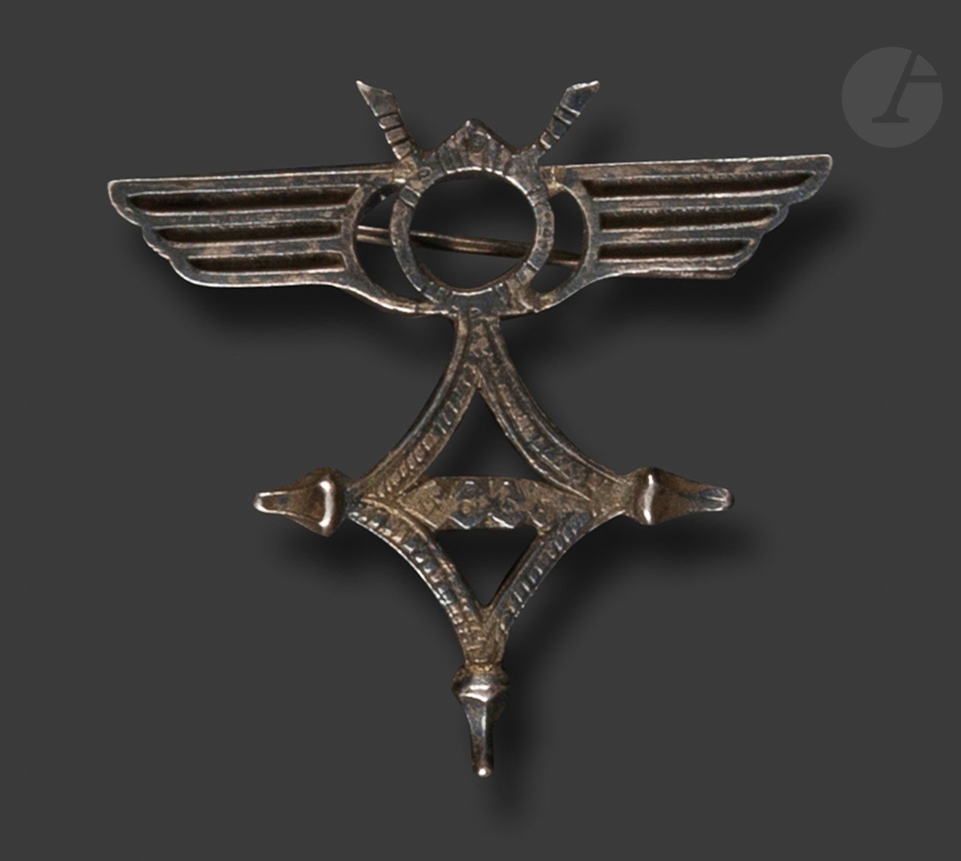 France. Insigne du groupe aérien d’observation n°591. 
En bronze argenté (petite réparation à une aile).
Sans marque. 
45 x 45 mm 
T.B. à T.T.B.