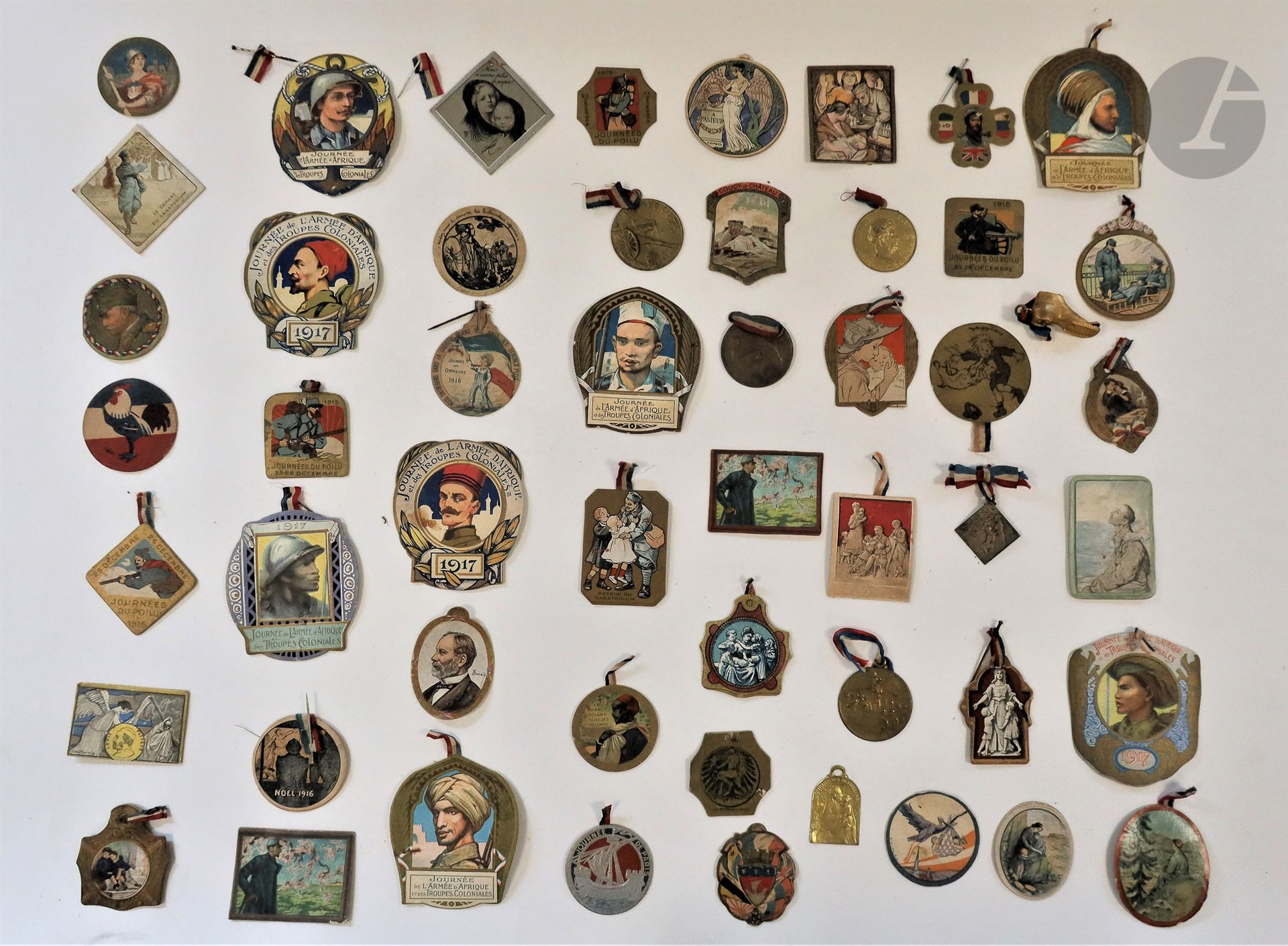 FRANCE
Lot de 69 insignes de journée en carton papier et médailles en métal embouties.
1re G.M.