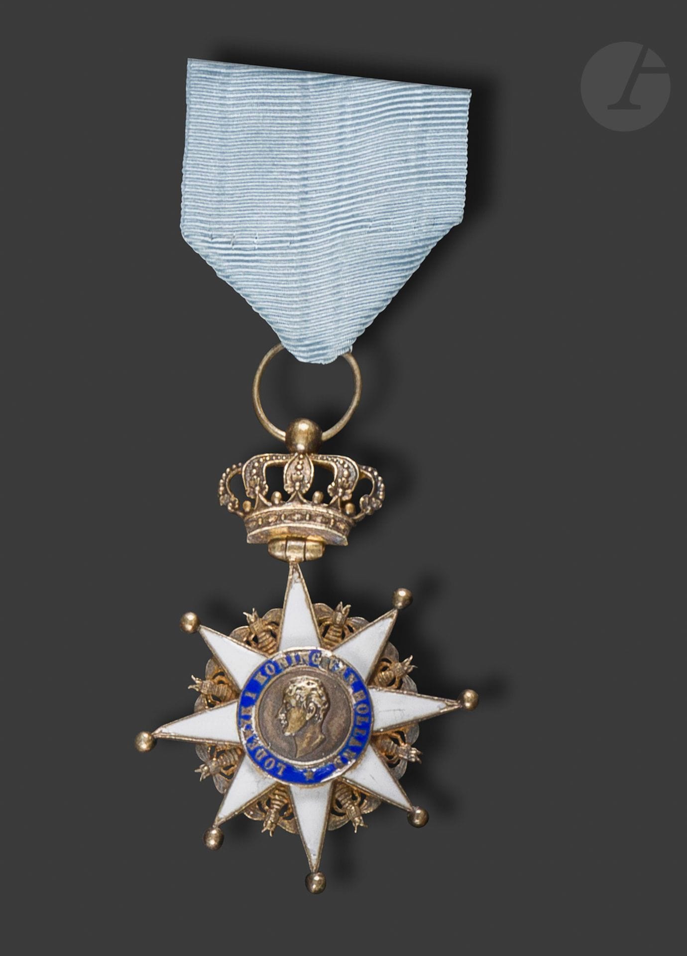 EMPIRE FRANÇAIS – ROYAUME DE HOLLANDE 
ORDRE ROYAL DE HOLLANDE 
Étoile de chevalier en vermeil et émail (éclats, une boule faussée). Ruban postérieur. 
58 x 44 mm – Poids brut : 24 g
T.B. Fabrication de la fin du XIXe siècle.