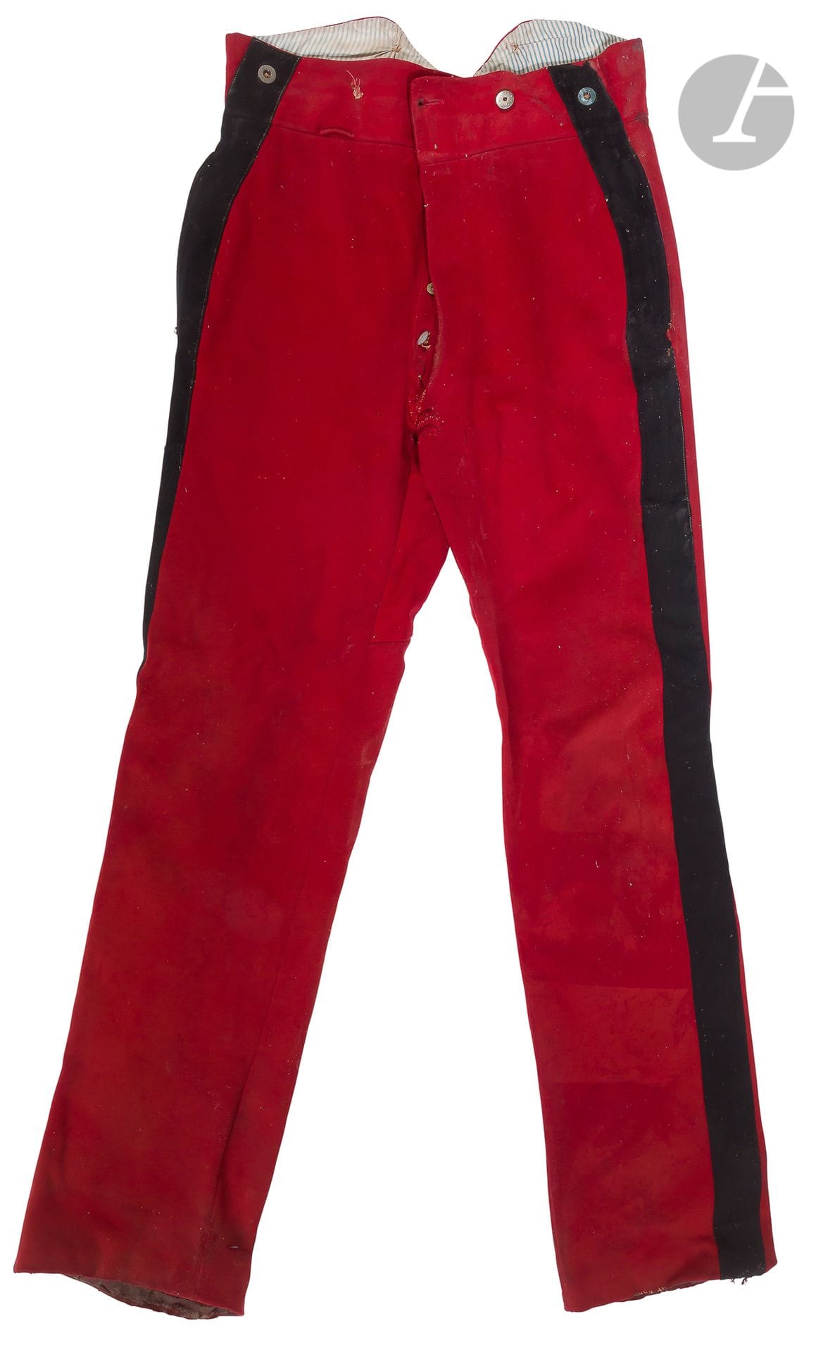 Lot d’équipements : 
 – Trois guêtres.
 – Deux pantalons garance (accidents). 
 – Veste Ike et pantalon de lieutenant du 93e RI. Vers 1950. 
Petit équipement : motif de grade ; motif d’épaule, ceinturon fourragère, etc… Vers 1950. 

Pour rappel, depuis le 1er aout 2018, la catégorie D-1 est supprimée. Les armes de cette catégorie passent en catégorie C à déclarer. Pour l’achat des armes de catégories C soumises à déclarations, l’acquéreur doit fournir une pièce d’identité et un permis de chasse validé de l’année (ou de l’année précédente) ou une licence de tir en cours de validité (ou de l’année précédente).La délivrance des armes de catégorie C ne se fera qu’après consultation du fichier FINIADA
(Fichier National des Interdits d’acquisition et de détention d’armes).L’inscription de l’acheteur d’une arme de catégorie C au fichier FINIADA entraînera automatiquement la nullité de la vente.La signature du livre de police par l’acquéreur ainsi que l’établissement d’un CERFA est obligatoire.
Merci de prendre tous les renseignements nécessaires avant d’enchérir.

N.B. : 
les armes de chasse ou de tir sont vendues dans l’état, sans garantie, aucune réclamation une fois l’adjudication prononcée ne sera prise en compte ; l’exposition préalable ayant permis de les examiner, de les prendre en main et de prendre toutes les mesures nécessaires.