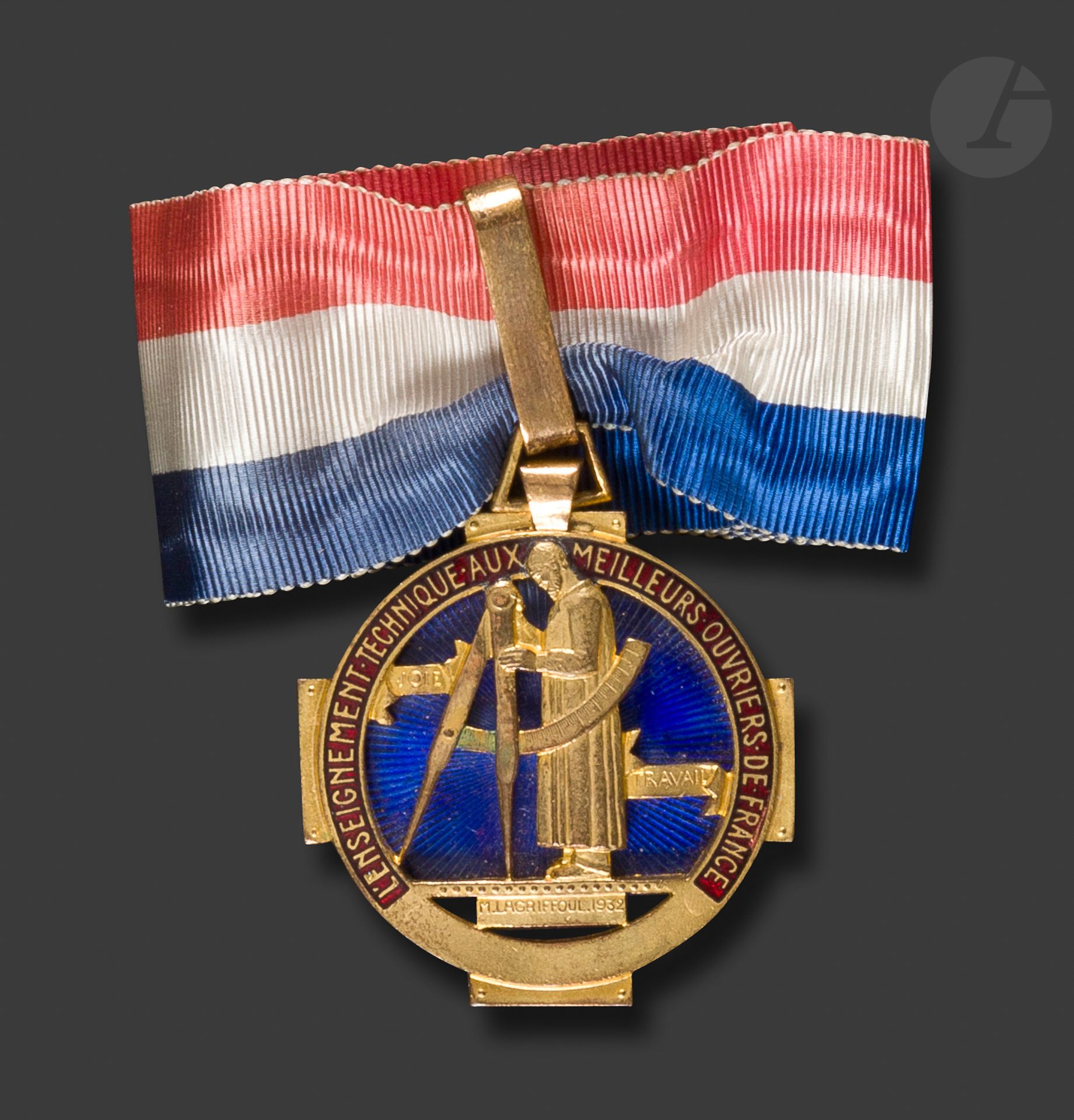 FRANCE 
Badge of best worker of France (M.O.F) in gilt bronze and enamel. Tricolour tie (slightly insolate). 
45 mmIn
a case. 
T.T.B.



