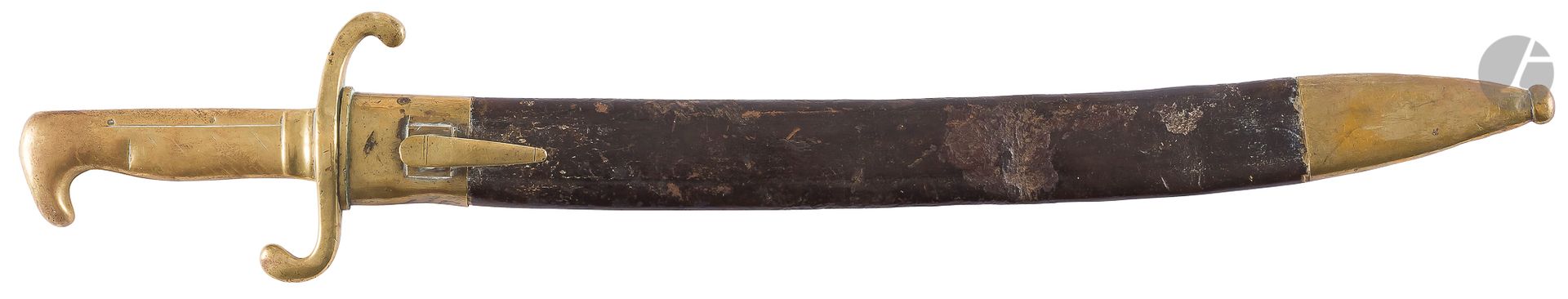 Glaive Faschinenmesser, modèle 1864
Poignée et croisière en « S » en bronze. 
Croisière matriculée 10.A.1.46. 
Lame datée « 89 » sous couronne. Fourreau en cuir à deux garnitures en laiton, matriculé sur la chape « A.M.X. 2.14 » 
A.B.E. (Nombreuses usures).