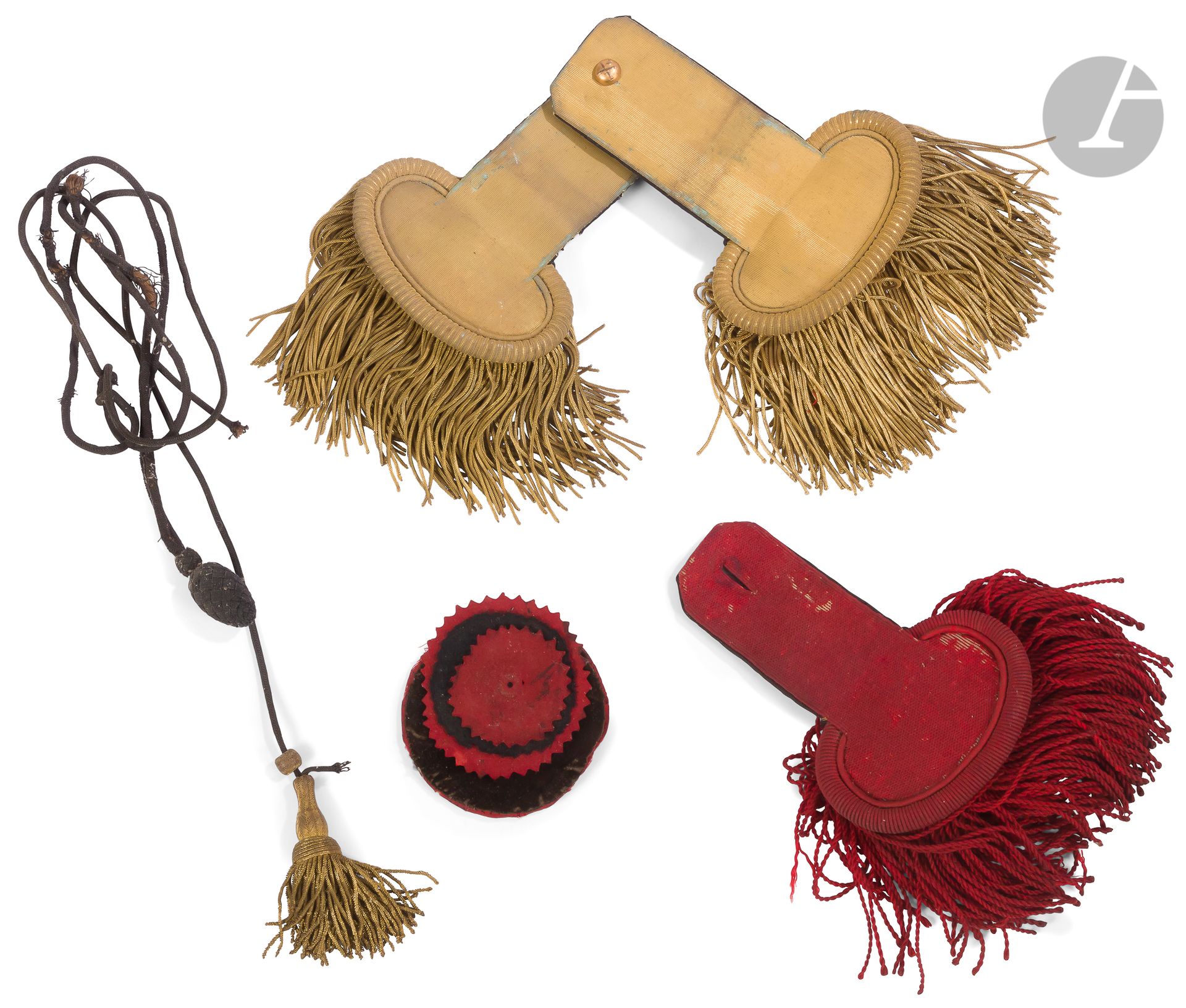 - 1873 revolver holster, US revolver holster, leather tool box pouch. 
 - Two trench works. In brass. 1st GM. 
 - Pair of artillery officer epaulettes. 
 - Epaulette in red Saint-Cyrien trimmings.


 