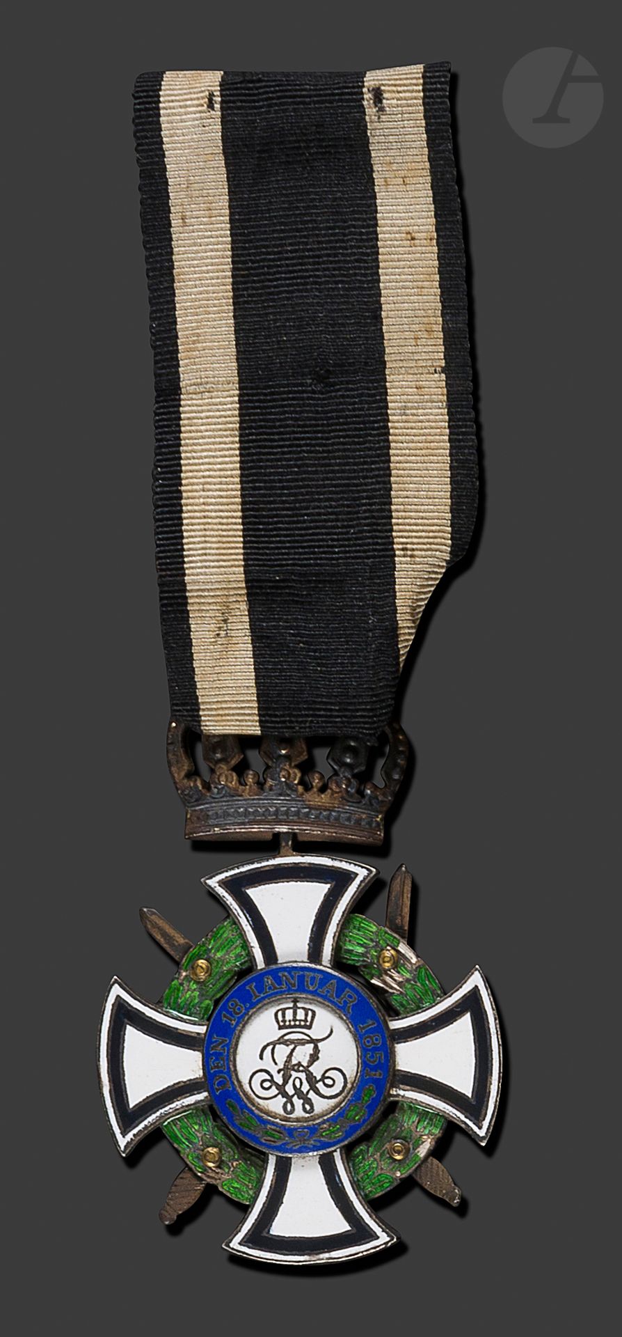 ALLEMAGNE – PRUSSE 
ORDRE DE HOHENZOLLERN
Croix de chevalier à titre militaire en argent, vermeil et émail (petits éclats). 
Glaives rivetés, mobiles. 
Poinçonné sous la branches inférieure « JGUS 938 ». Ruban. 
56 x 37 mm – Poids brut : 22 g 
T.B. à T.T.B.