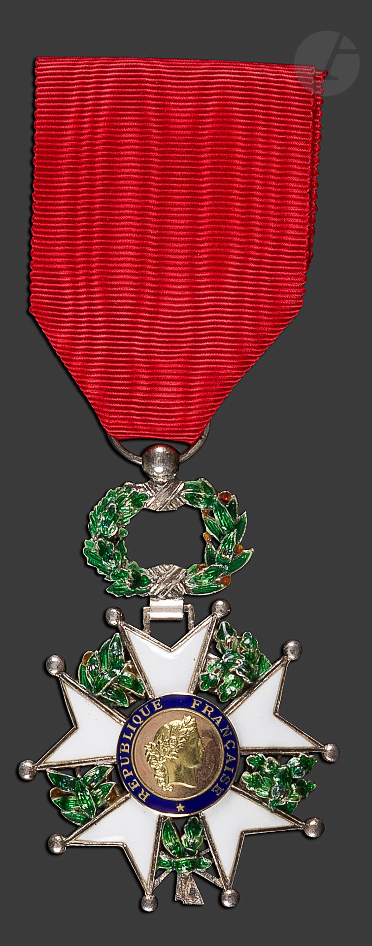 FRANCE 
ORDRE DE LA LÉGION D’HONNEUR 
Étoile de chevalier d’époque IVe République, modèle de luxe. 
En argent et émail, à feuillages en relief (petits éclats). Centre en or en deux parties. Poinçon tête de sanglier. Ruban. 
58 x 41 mm – Poids brut : 31 g 
T.T.B.