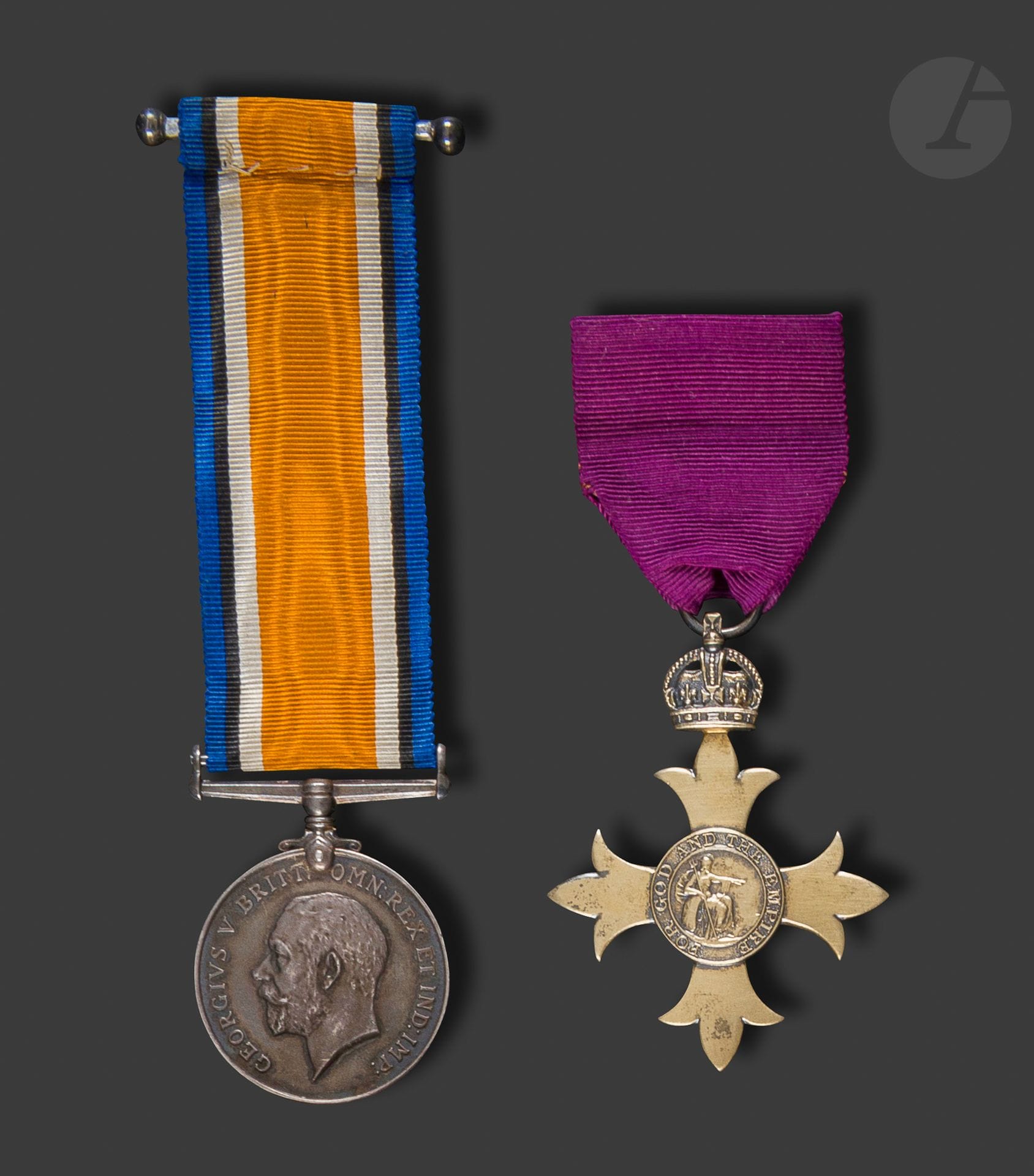 GRANDE-BRETAGNE 
ORDRE DE L’EMPIRE BRITANNIQUE 
Croix d’officier du premier type 1917-1936, en vermeil. Poinçon «SG» du fabricant pour Garrard et de titre Londres pour l’année 1901
Ruban civil à épingle d’attache. 
64 x 48 mm – Poids brut : 23 g
On y joint une 1914-1918 medal, en argent, attribuée sur la tranche « Pte W.M. STOKES A.O.C ». Long ruban d’origine. Poids : 36 g 
T.T.B. à SUP.