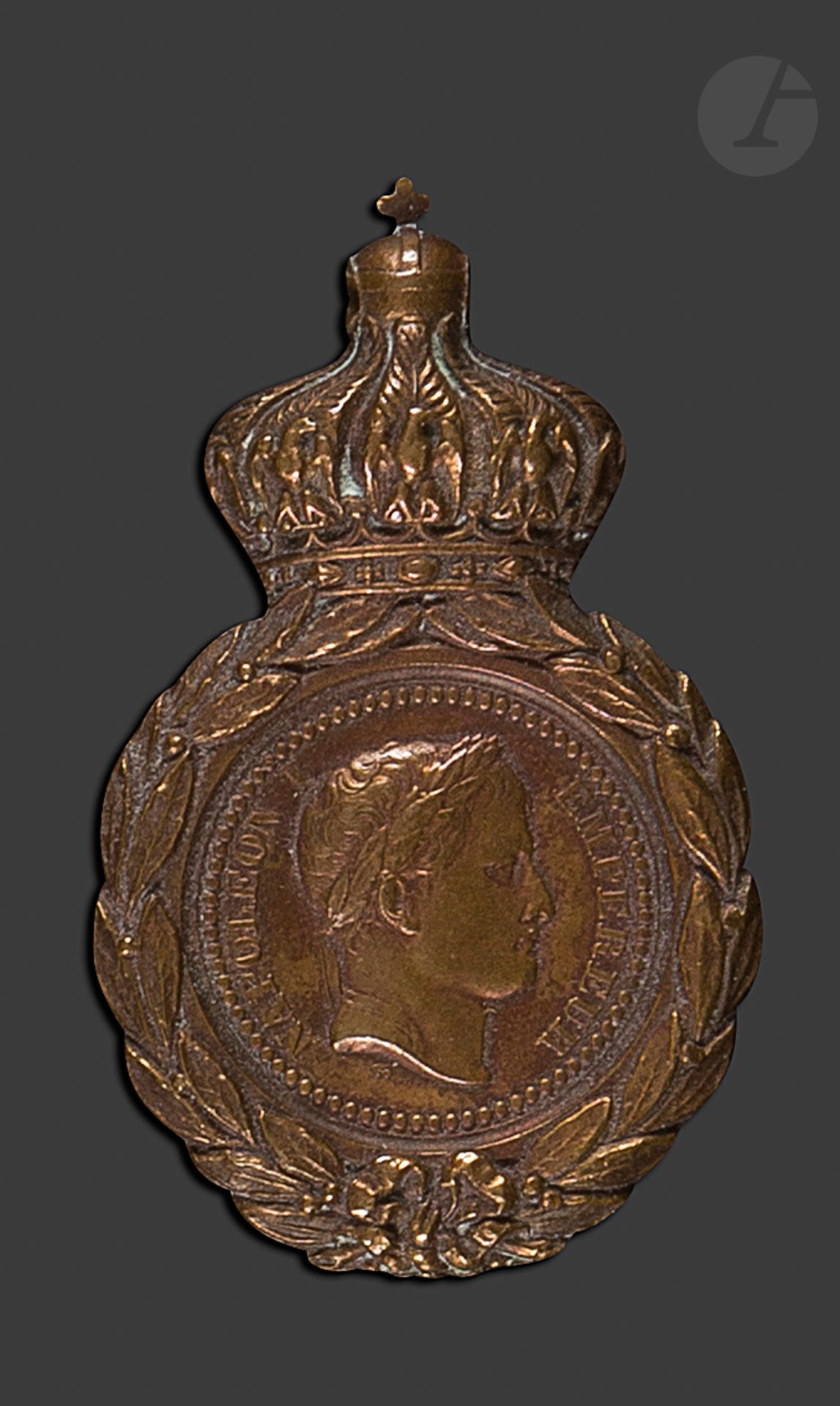 FRANCESCO's medal
of Saint Helena in patinated bronze. 
49 x 29 mm. Without ring or ribbon. 
In its strong cardboard box (to be cleaned). 
T.B.



