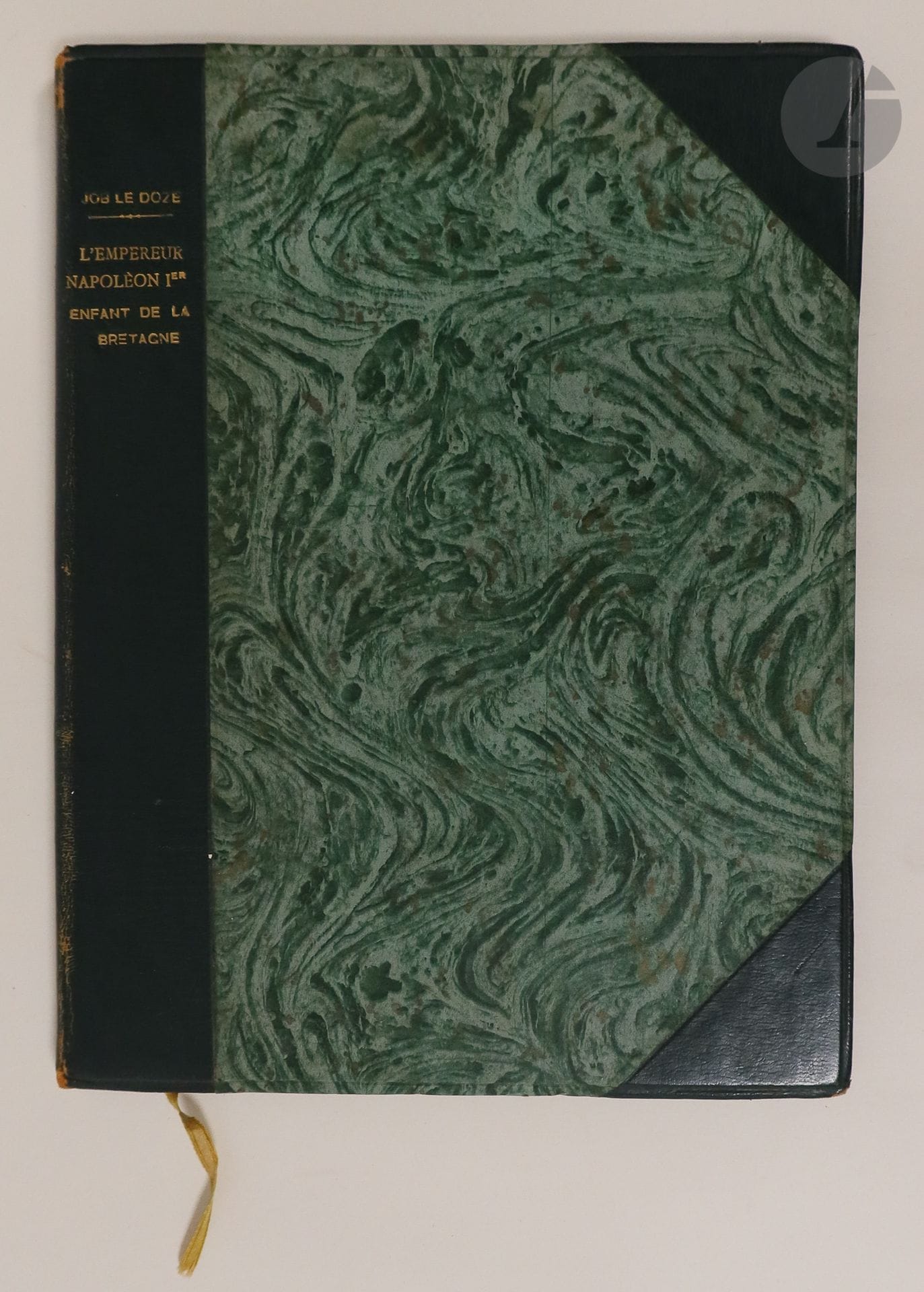 Job LE DOZE.
L’Empereur Napoléon 1er enfant de Bretagne.
Livre entièrement écrit à la main spécialement et avec dédicace au Général Juin. À la fin du recueil, une annotation « Fait à l’hôpital de Casablanca en novembre 1944, retranscrit à Safi en juin 1947 ».
On y joint une lettre manuscrite de l’auteur adressée au Général Juin le 19 juillet 1947, pour lui offrir le livre.