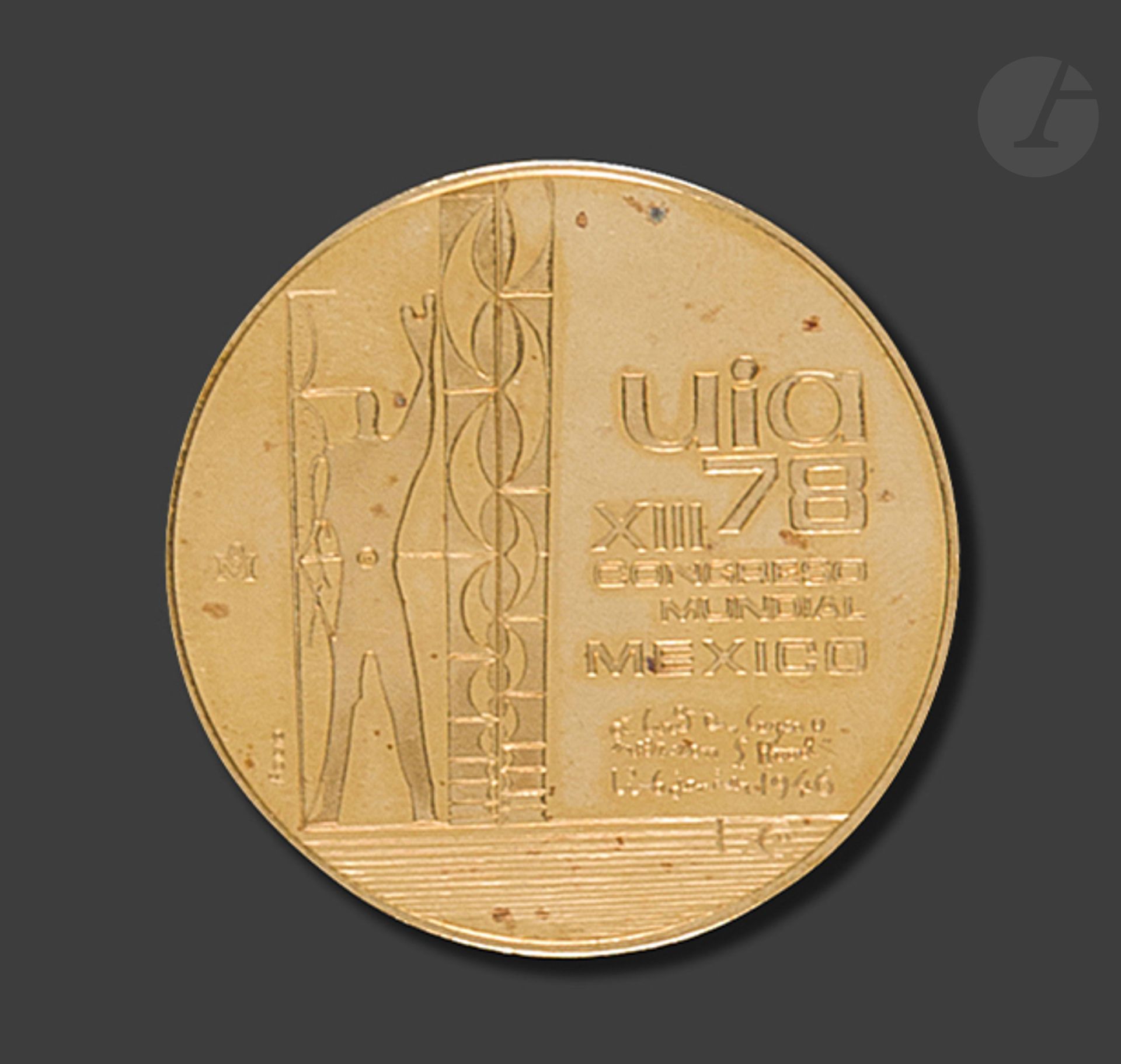 XIIIe CONGRES MONDIAL DE l’UIA (MEXIQUE 1978)
Médaille en or (900/1 000). 
35 mm – Poids net : 39,8 g 
Avec sa notice en espagnol. 
T.T.B. 
Provenance : 
Pierre VAGO, architecte.