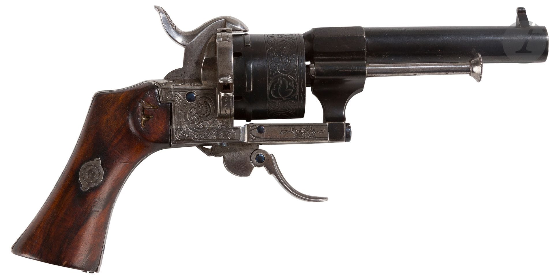 Lefaucheux pinfire revolver, six shots, 7 mm calibre.
Round rifled barrel. Engraved cylinder and frame. Folding trigger. Plates of stick in drowning.
Bronze finish.
Presented in a wooden case covered like leather, sheathed in scarlet velvet.
B.E. About 1870.




