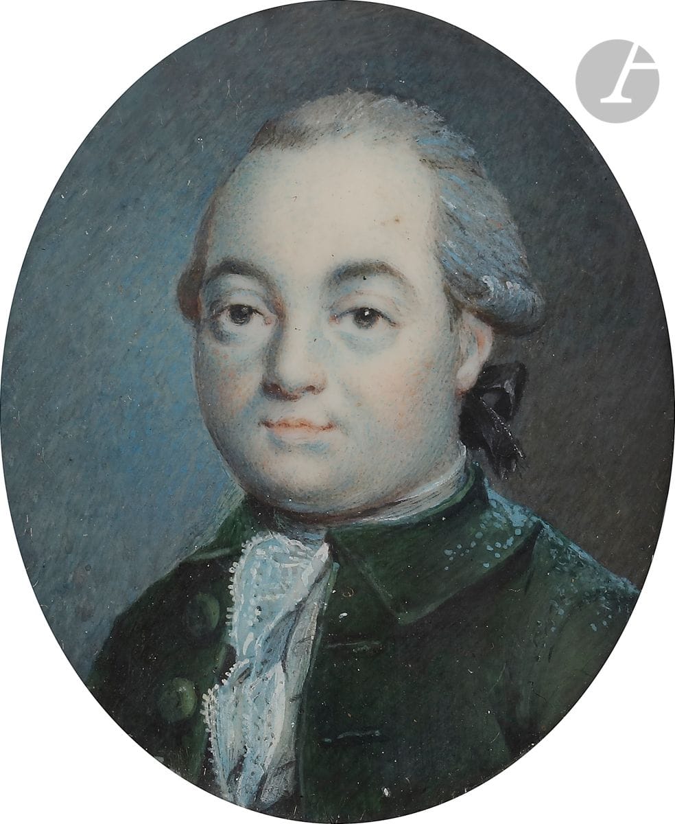 École FRANÇAISE de la fin du XVIIIe siècle
Réunion de quatre miniatures sur ivoire :
- Homme de trois-quarts à gauche en costume vert, jabot, perruque poudrée, cerclage probablement or de bas titre, à vue 4 x 3,3 cm, cadre en velours rose à écoinçons de métal doré aux angles, rect 12 x 10,5 cm, poids total : 52 g ;
- et trois miniatures en médaillons de métal doré
Homme en costume marron à gilet rouge, 5 x 4 cm, 26 g ;
Homme en costume bleu, 6 x 5 cm,  33 g (verre malade) ;
Homme âgé en costume marron bordé de bleu, 6 x 4,7 cm, poids 26 g.