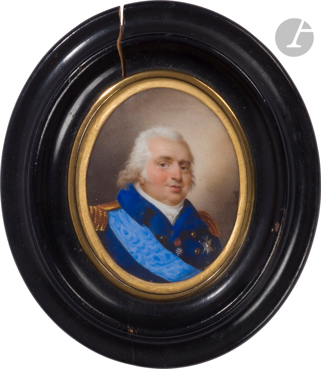 École FRANÇAISE du XIXe siècle
Portrait du roi Louis XVIII en uniforme, cordon bleu et plaque du St Esprit, croix de la Légion d’honneur.
Miniature sur ivoire ovale à vue : 7 x 5,2 cm
Cadre ovale en bois tourné
(Fente, petites restaurations)