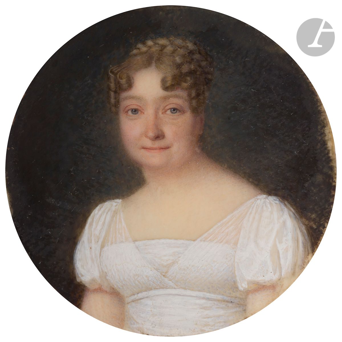 École de JB AUGUSTIN (début du XIXe siècle)
Femme blonde en robe blanche, chignon tresse et boucles, en buste de trois-quarts à gauche
Miniature sur ivoire
Diam. : 6,5 cm
Cadre rectangulaire en bois bruni 12,4 x 12,1 cm
Poids total : 90 g