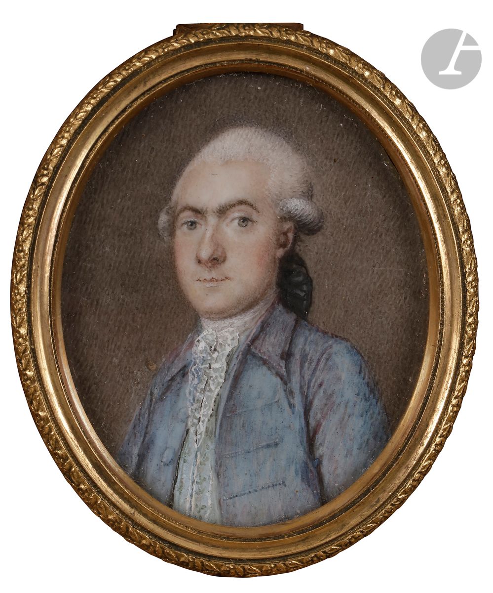 École FRANÇAISE du XVIIIe siècle 
Portrait d’Homme en costume bleu de 3/4 à gauche, perruque poudrée et catogan
Miniature sur ivoire
Dim. à vue : 3,9 x 3,1 cm
Cadre en laiton doré avec anneau de suspension et formant chevalet.