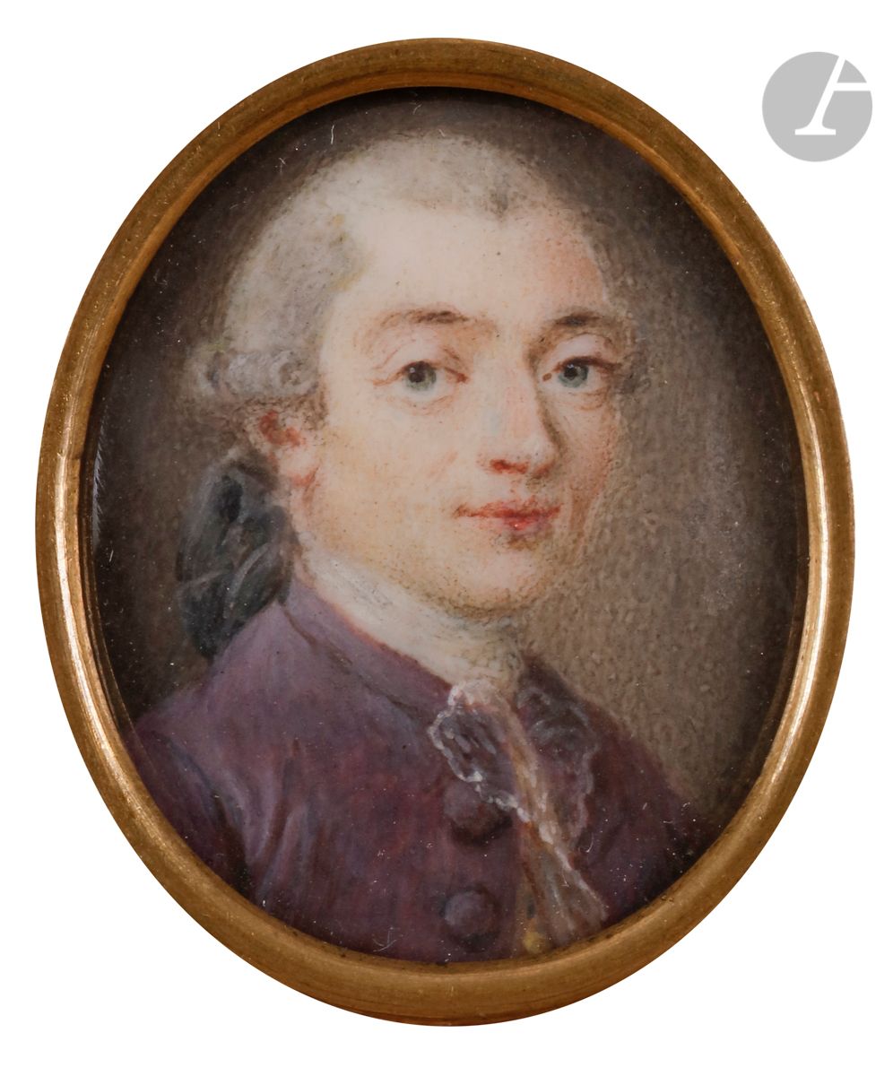 École FRANÇAISE du XVIIIe siècle
Portrait d’homme de 3/4 à droite en costume parme
Dim. à vue 3,2 x 2,6 cm 
Dim. médaillon de métal doré avec bélière : 3,7 x 3,2 cm