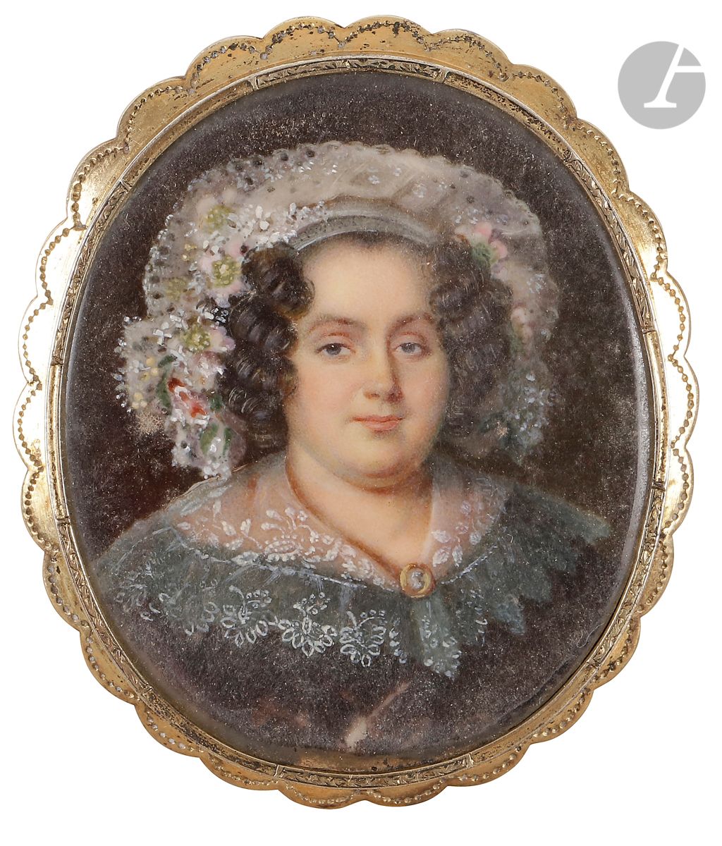 Attribué à Louis-François AUBRY (Paris 1767 - 1851)
Femme à la coiffe de dentelle ornée de fleurs, en buste de face, en robe bleue à col de dentelle fermé par un camée
Fine miniature sur ivoire vers 1825 - 1830, trace de signature à gauche.
Ovale sur une broche en métal doré, revers en nacre.
6 x 5,1 cm
(Broche non ouverte pour inspection ; petit décollement en bas et poussières).
Poids total : 19,7 g