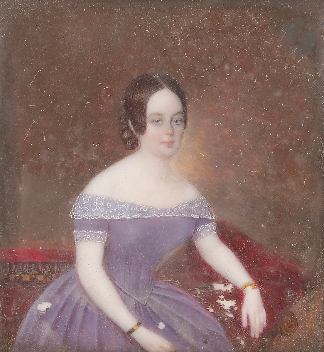 Jean-Pierre ROBELOT (Lorraine, 1802 - Après 1853)
Jeune fille en robe mauve assise sur un sofa pourpre
Miniature sur ivoire signée en bas à droite : Robelot.
Dim. à vue : 8 x 7,2 cm
Cadre en métal sur fond de velours, 19 x 15,8 cm (accidents).
Poids total : 226 g
(Décollements, moisissures)

Élève de Mansion, il s’installa au Palais-Royal et exposa au Salon de Paris de 1827 à 1850.