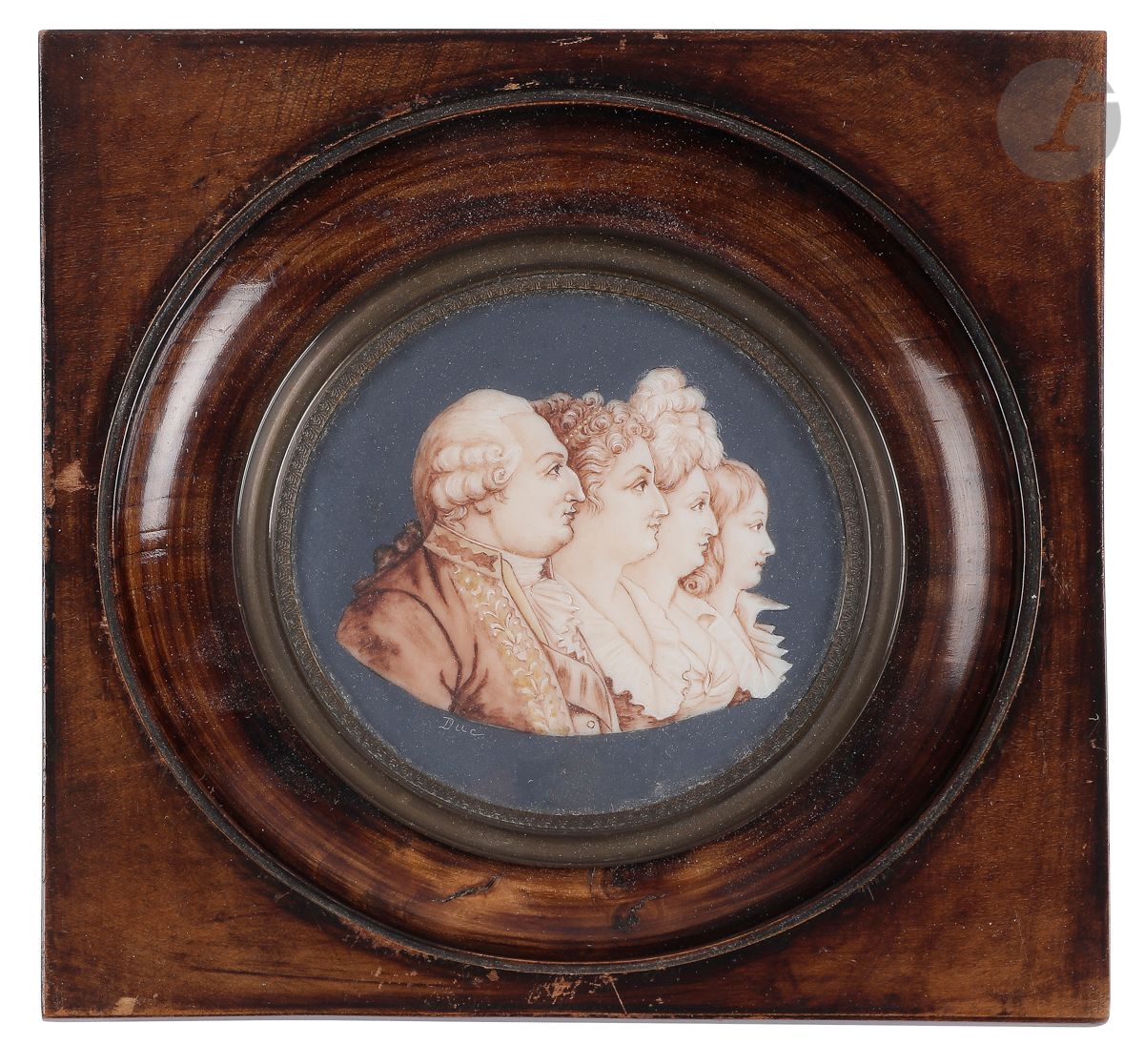 École FRANÇAISE du début du XXe siècle
Le roi Louis XVI et sa famille de profil à droite, sur fond bleu
Miniature à la sépia sur ivoire, signée « Duc « 
Diam. à vue : 7 cm
Cadre rectangulaire en bois noirci
